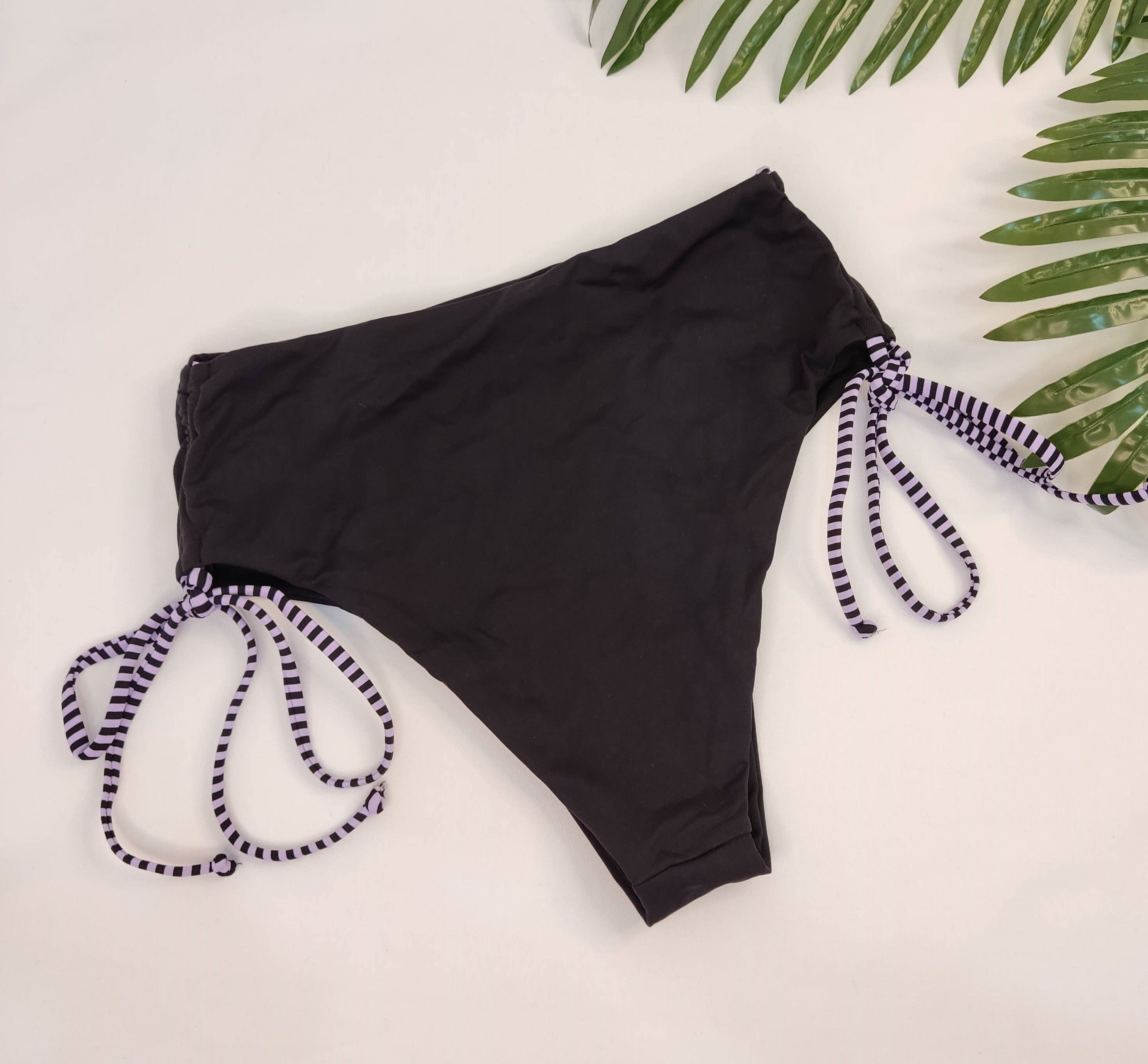 Calcinha Hot Pant Preto Tiras Listrado Lilás CARIOKAS MODA PRAIA