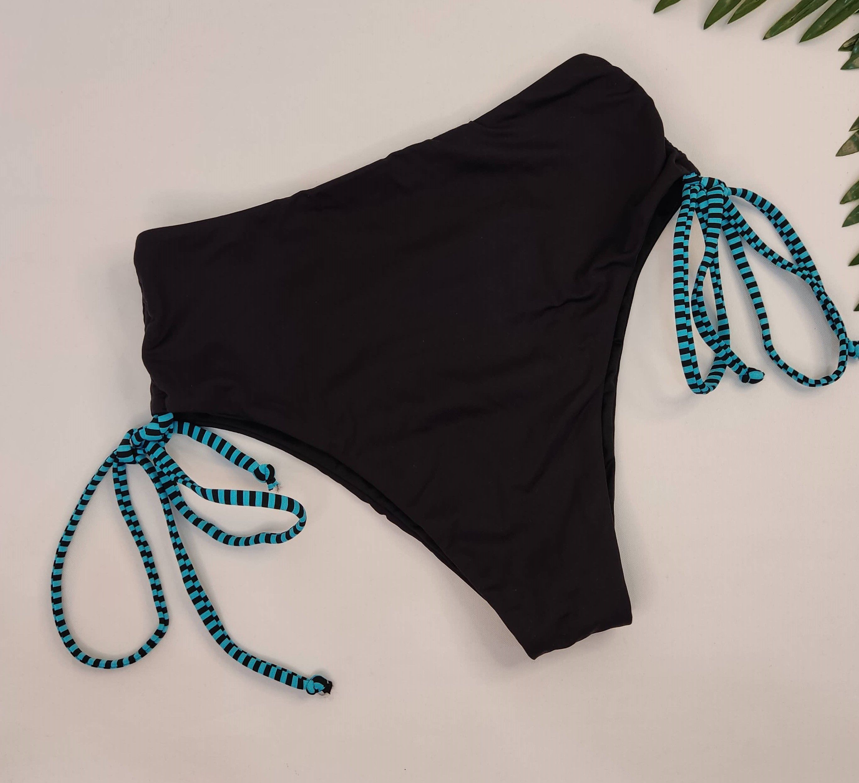 Calcinha Hot Pant Preto Tiras Listrado Azul CARIOKAS MODA PRAIA