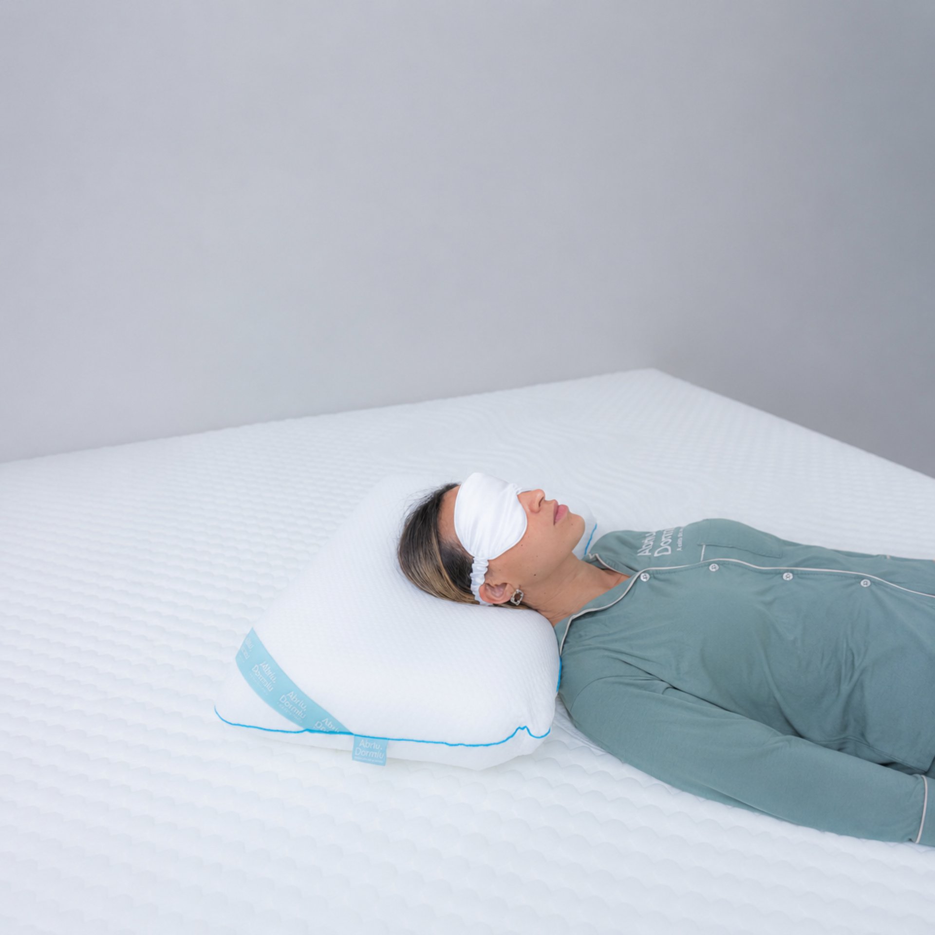 Quarto organizado com cama pronta e caixa da Abriu Dormiu em destaque
