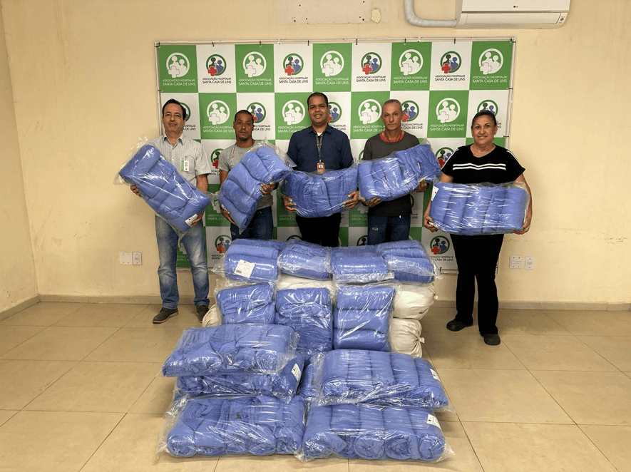 Doação de cobertores para a Santa Casa de Lins