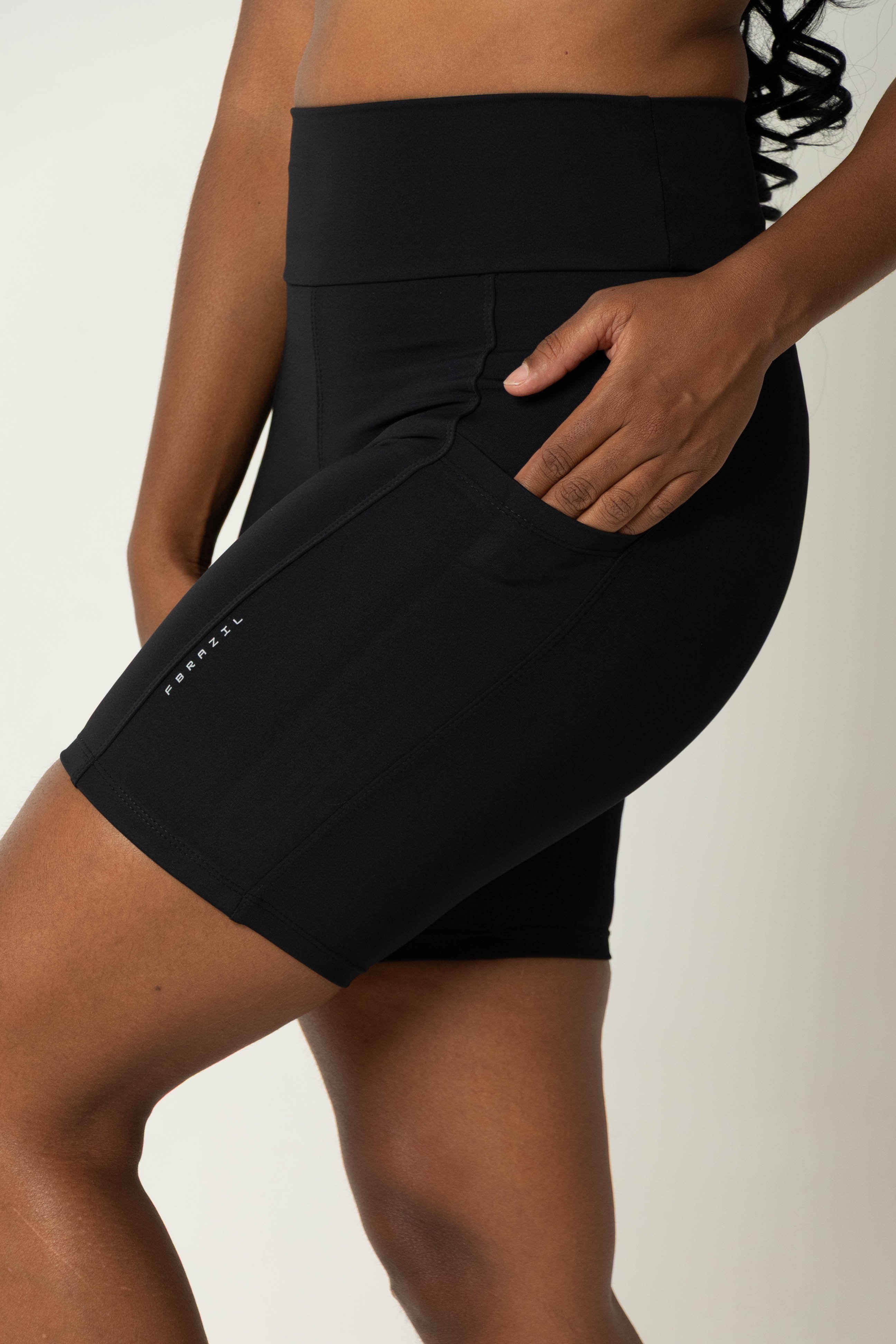 Short Fitness Run Preto com Bolso