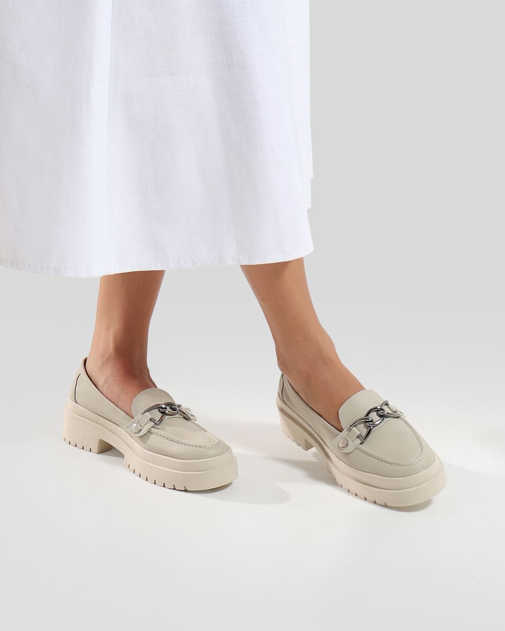 Mocassim Feminino em Couro Off White Com Fivela 6 | Arietto