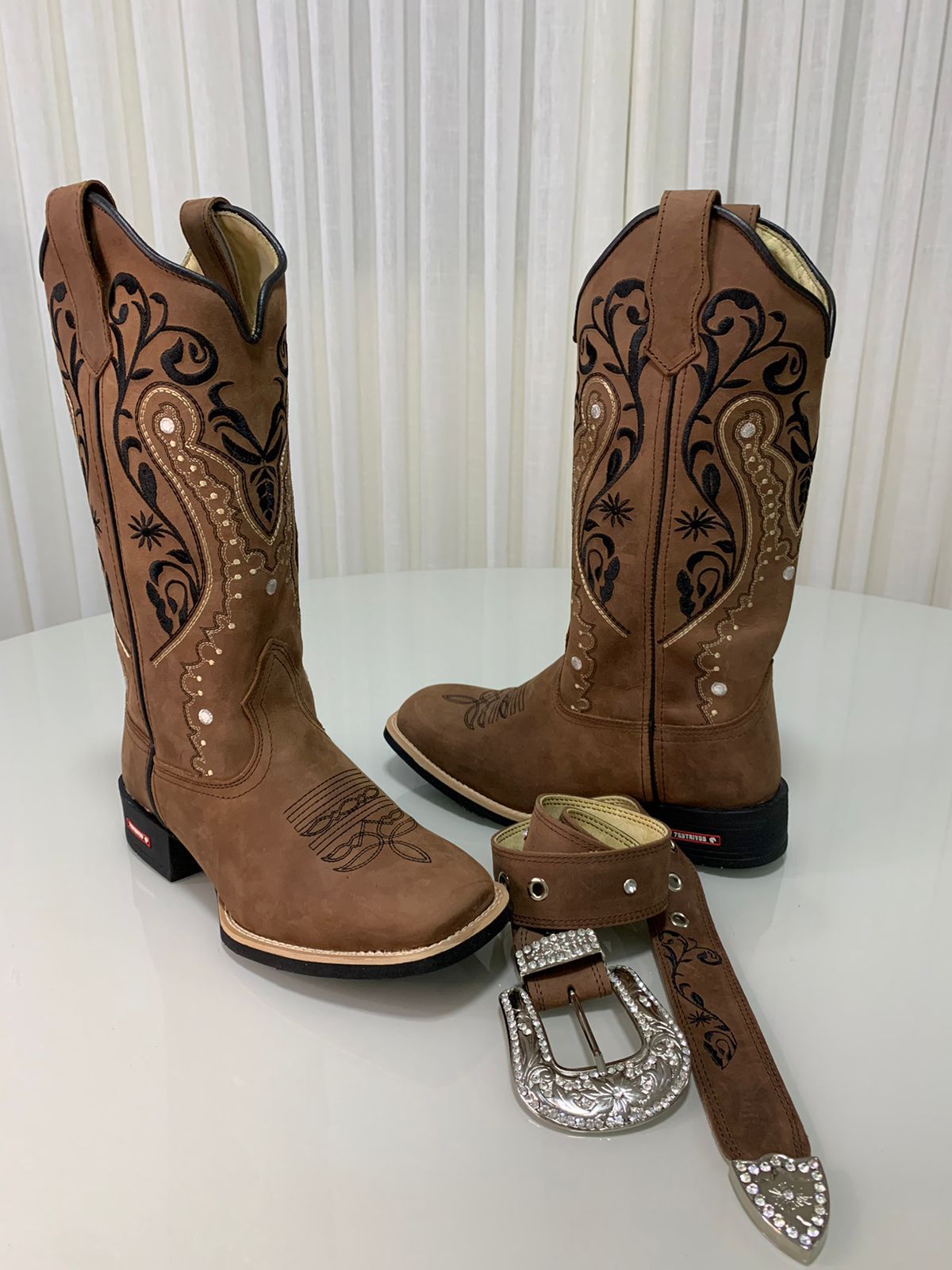 COMBO BOTA TEXANA + CINTO EM COURO BORDADO TRIBAL | Botas Texanas Bruto