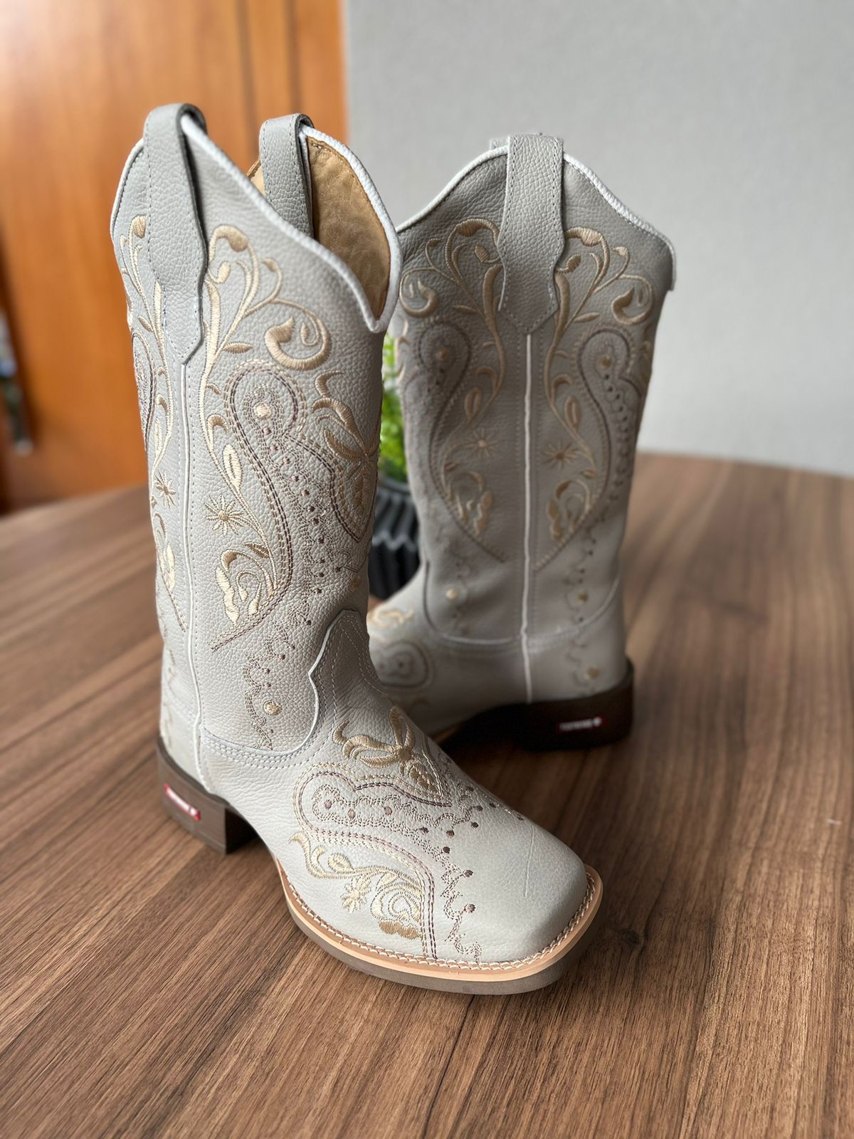BOTA TEXANA EM COURO OFF WHITE BORDADO TRIBAL | Botas Texanas Bruto
