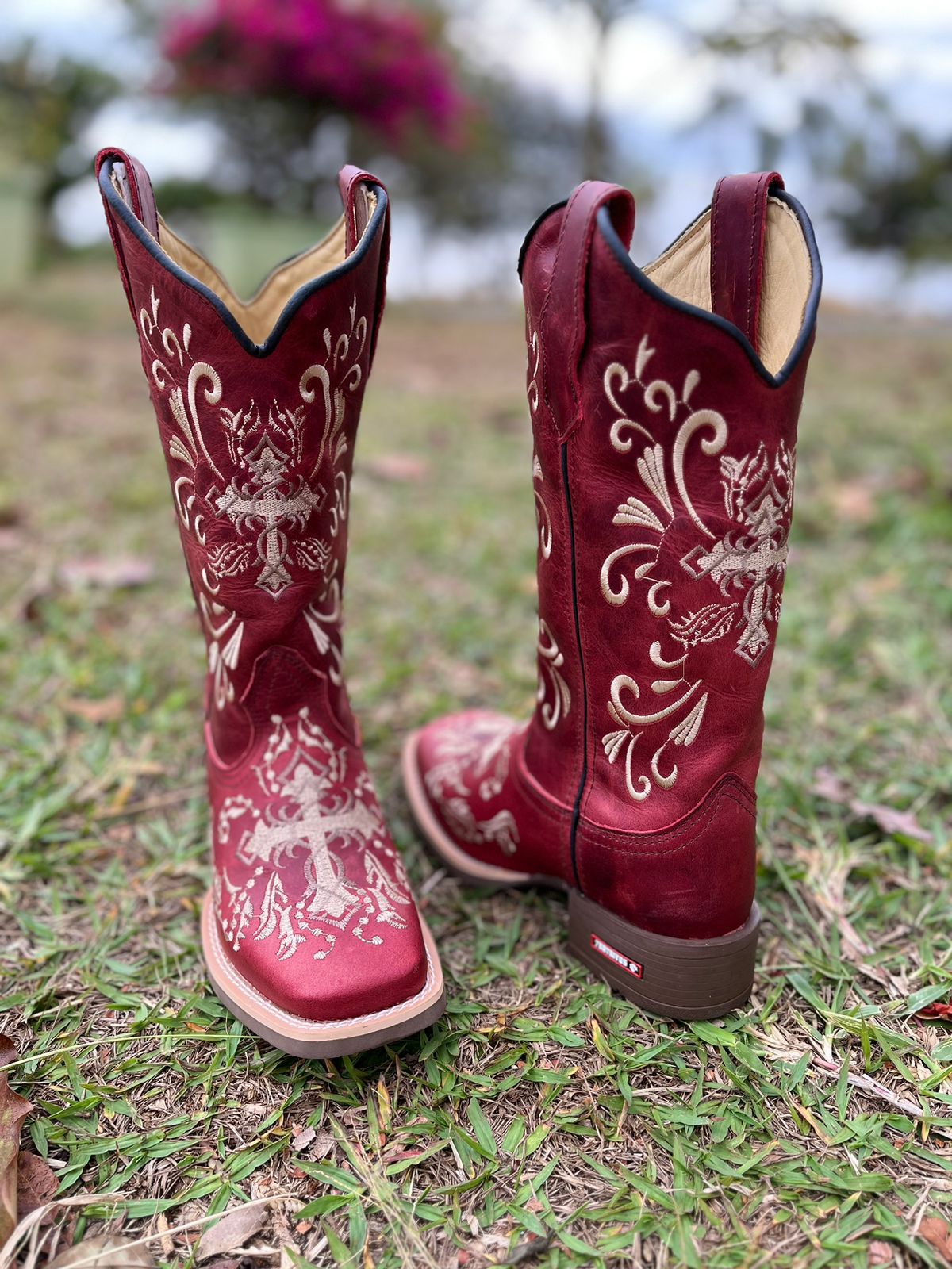 BOTA TEXANA EM COURO VERMELHO BORDADO CRUZ | Botas Texanas Bruto