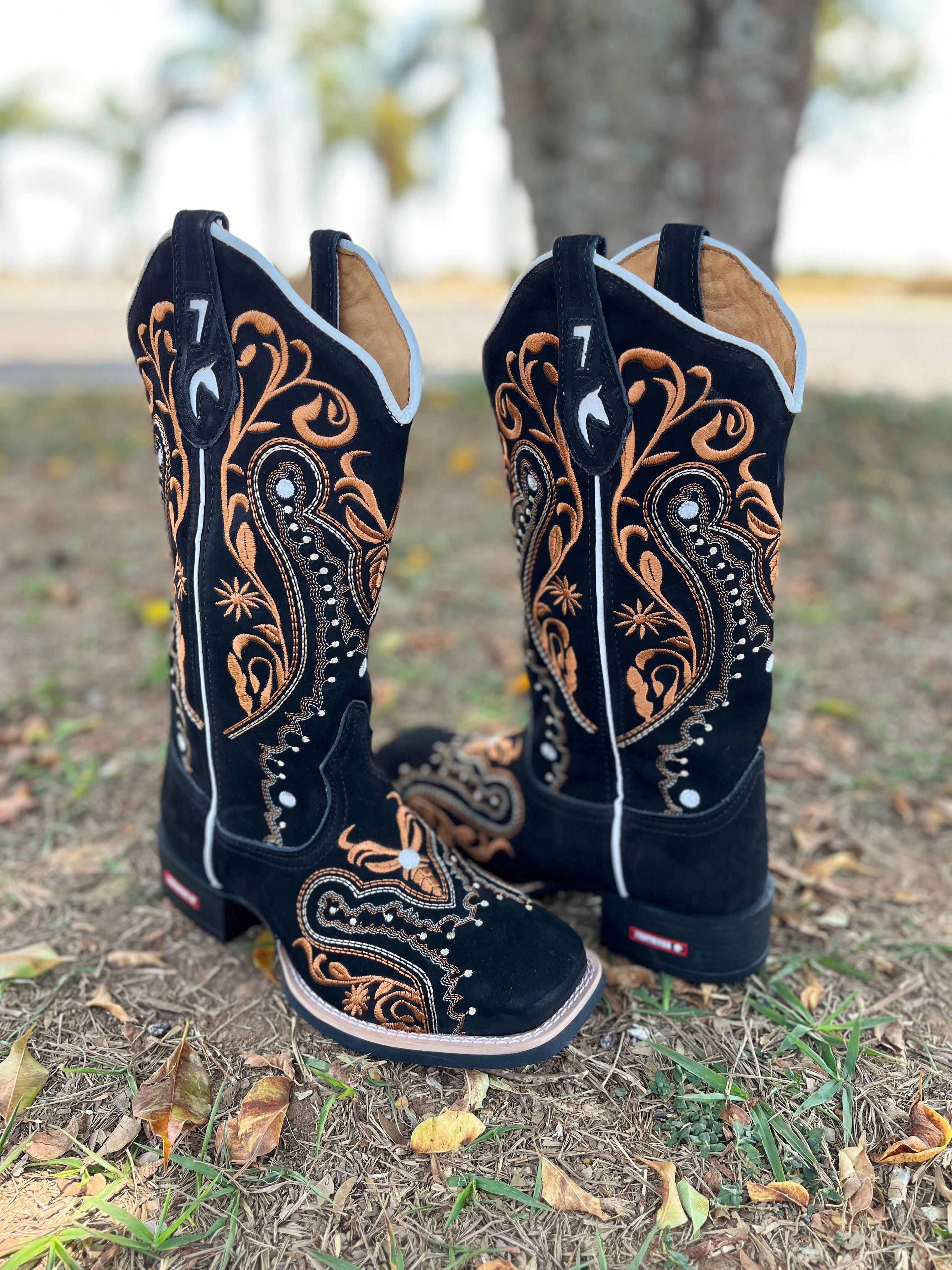 BOTA TEXANA EM COURO PRETO BORDADO TRIBAL LARANJA | Botas Texanas Bruto