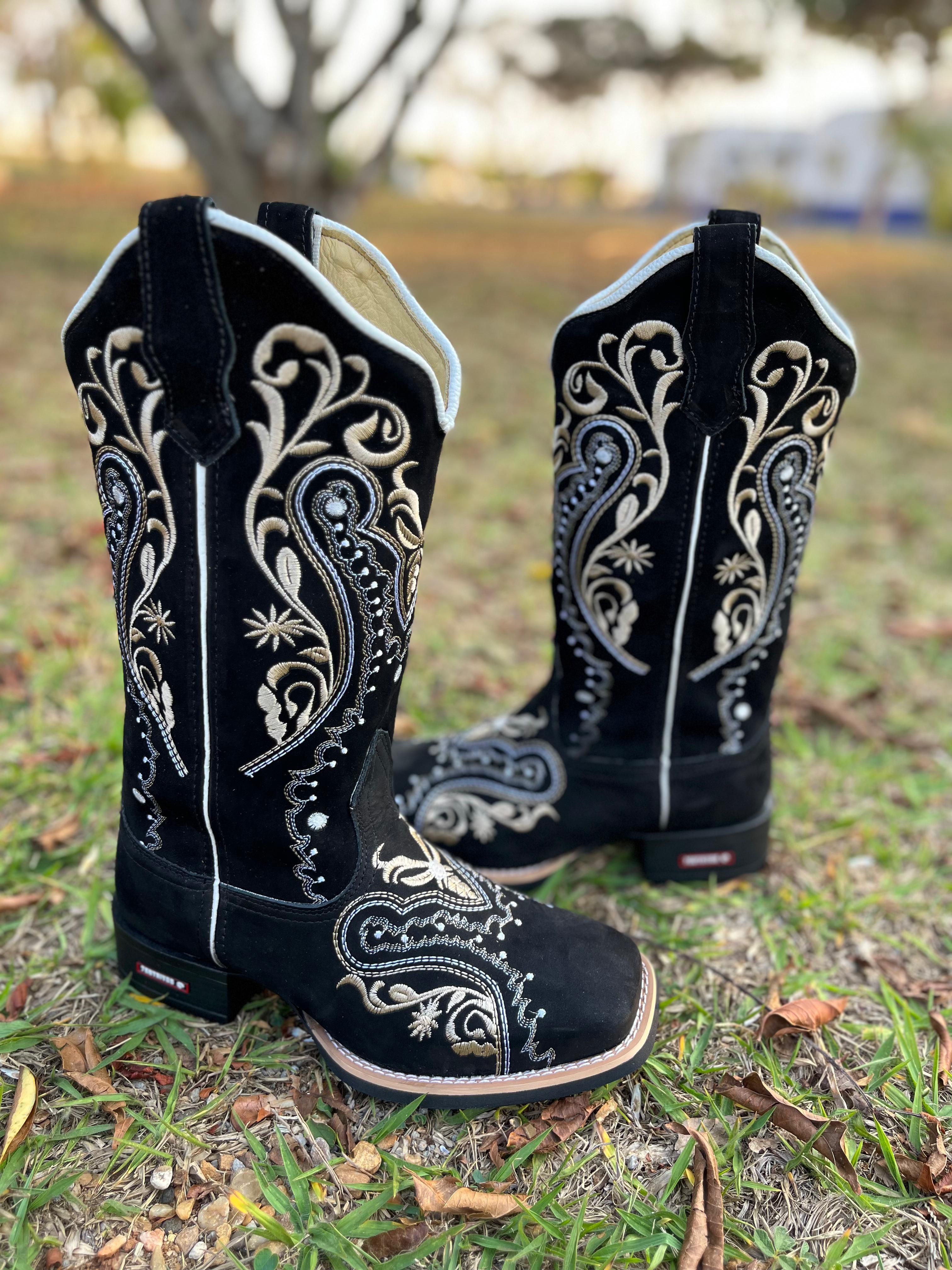 BOTA TEXANA EM COURO NOBUCK PRETO BORDADO TRIBAL | Botas Texanas Bruto