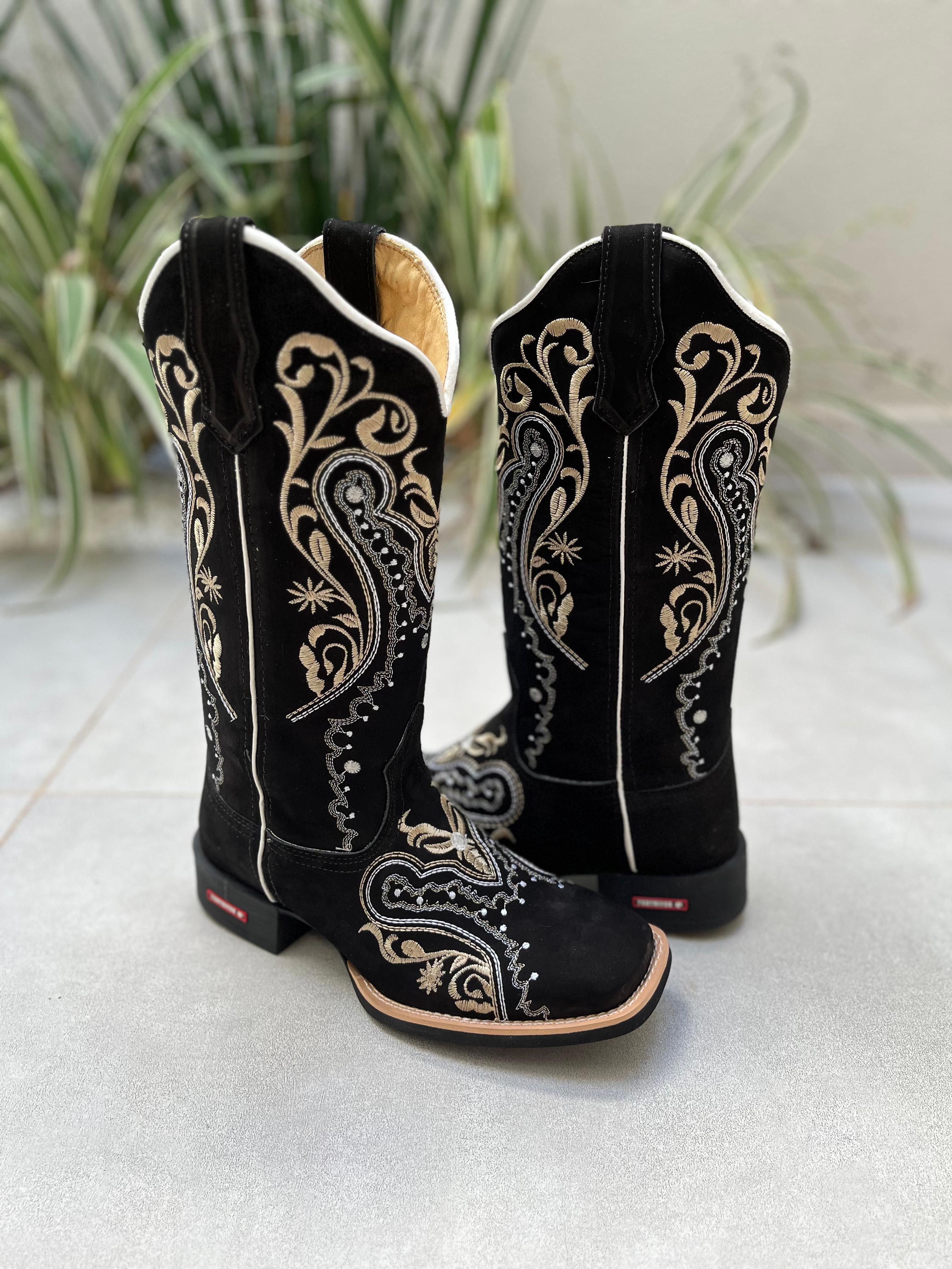 BOTA TEXANA EM COURO NOBUCK PRETO BORDADO TRIBAL | Botas Texanas Bruto