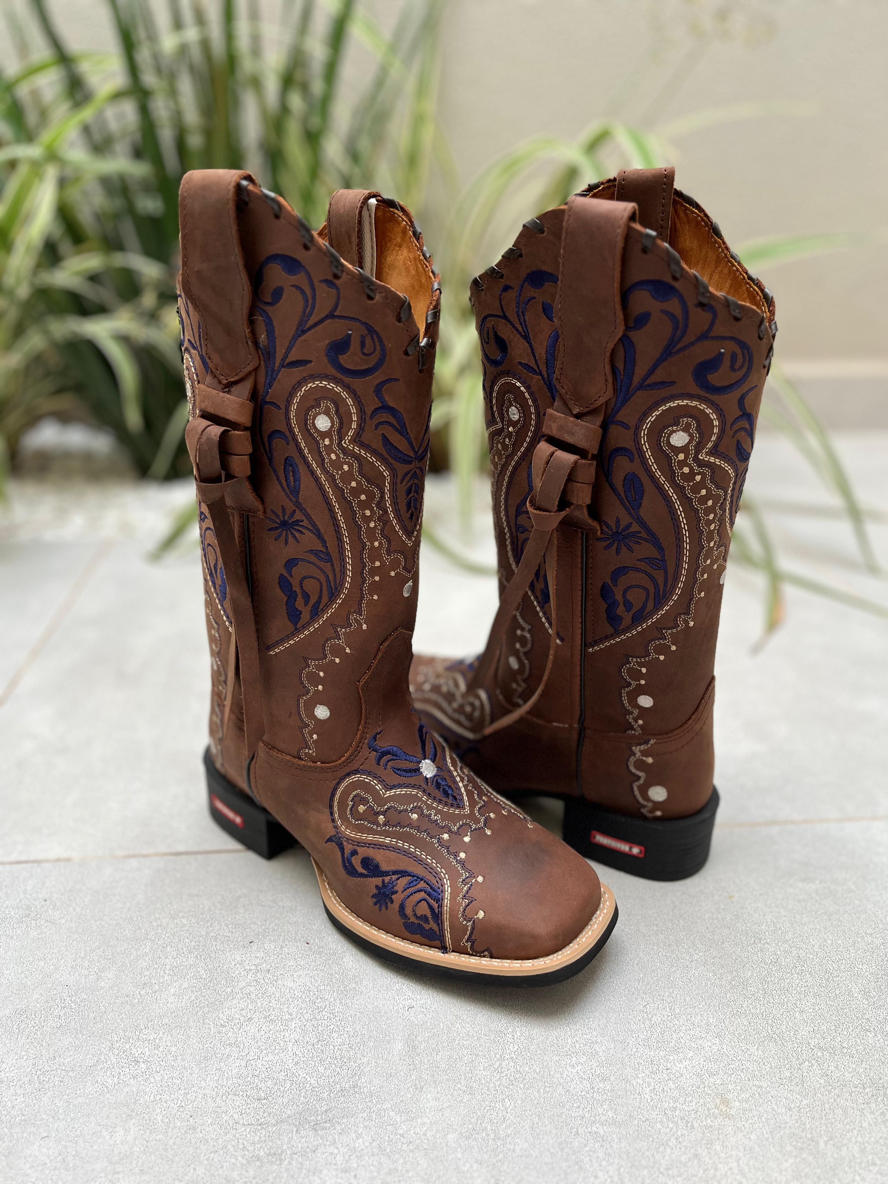 BOTA TEXANA EM COURO BORDADO TRIBAL AZUL COM TRICE E CORDINHAS | Botas ...
