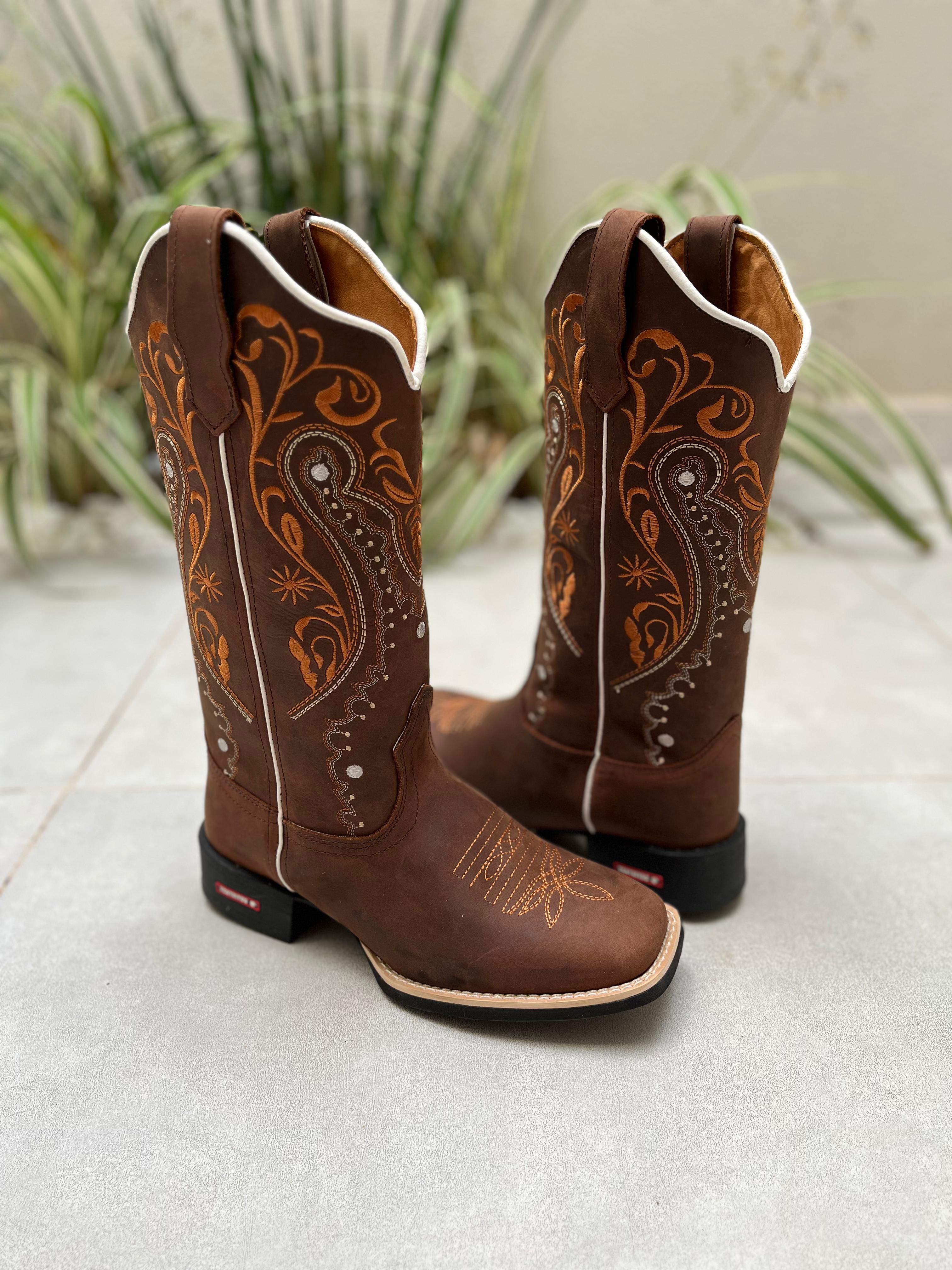 BOTA TEXANA EM COURO BORDADO TRIBAL | Botas Texanas Bruto