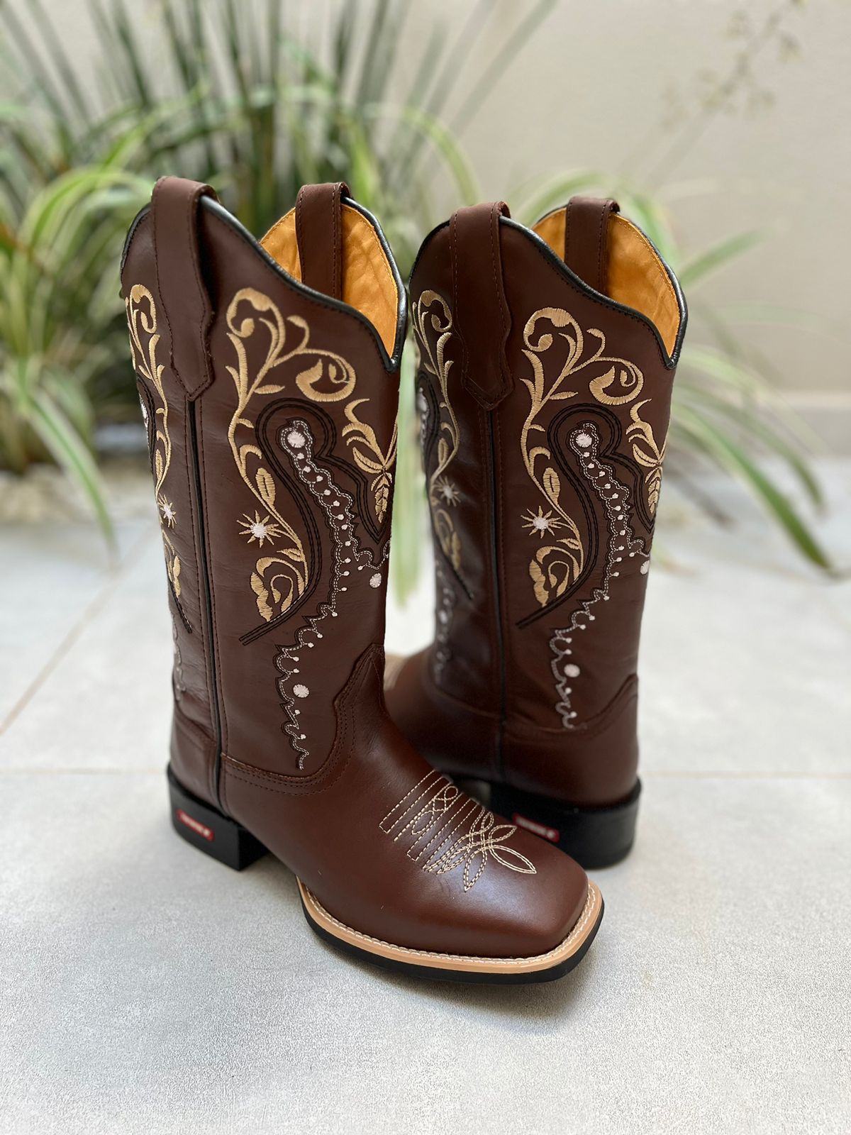 BOTA TEXANA JULIA EM COURO MARROM BORDADO TRIBAL DOURADO E BRANCO Botas Texanas Bruto