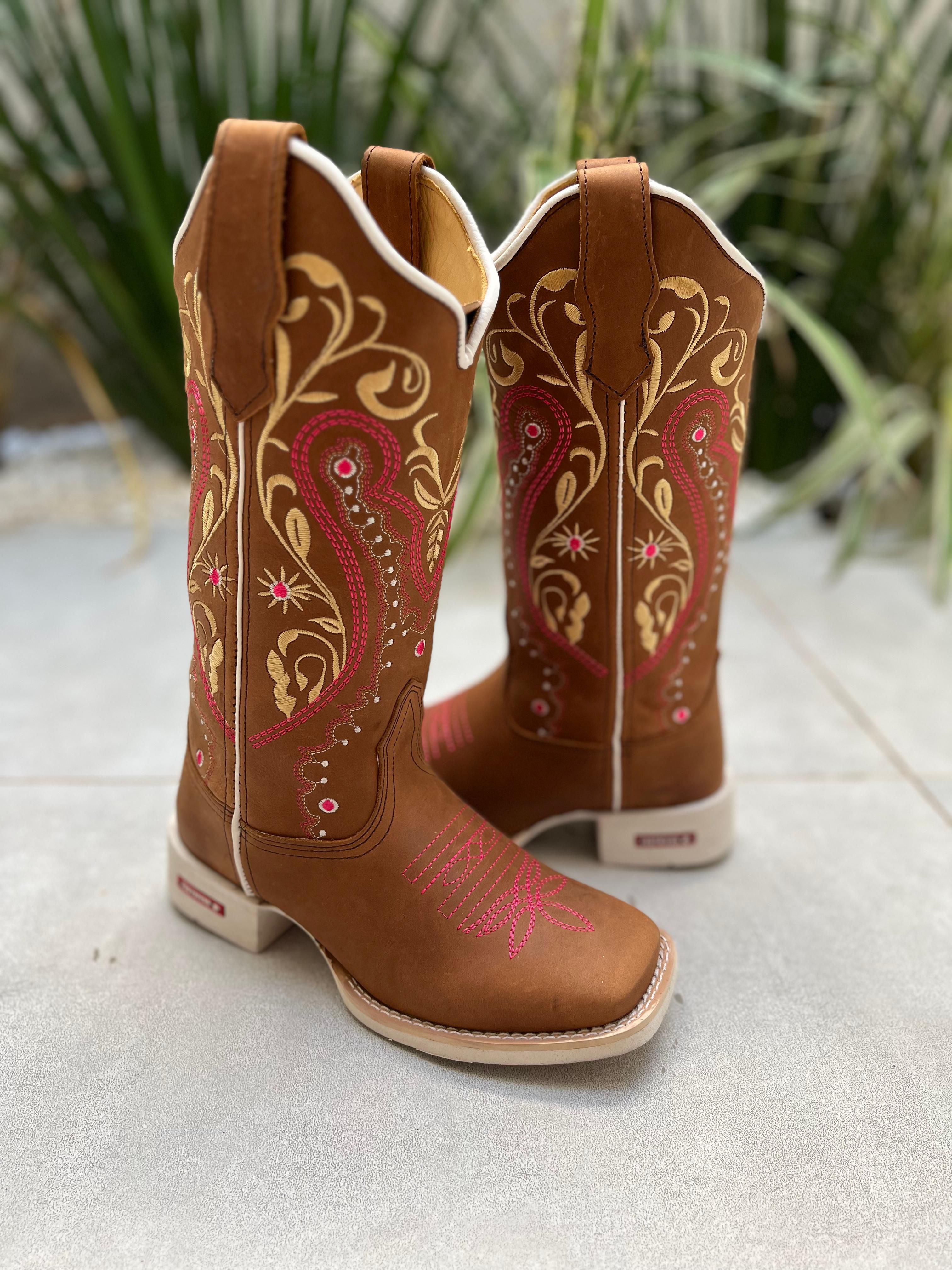 BOTA TEXANA EM COURO BORDADO TRIBAL ROSA E BEGE SOLADO BRANCO | Botas ...