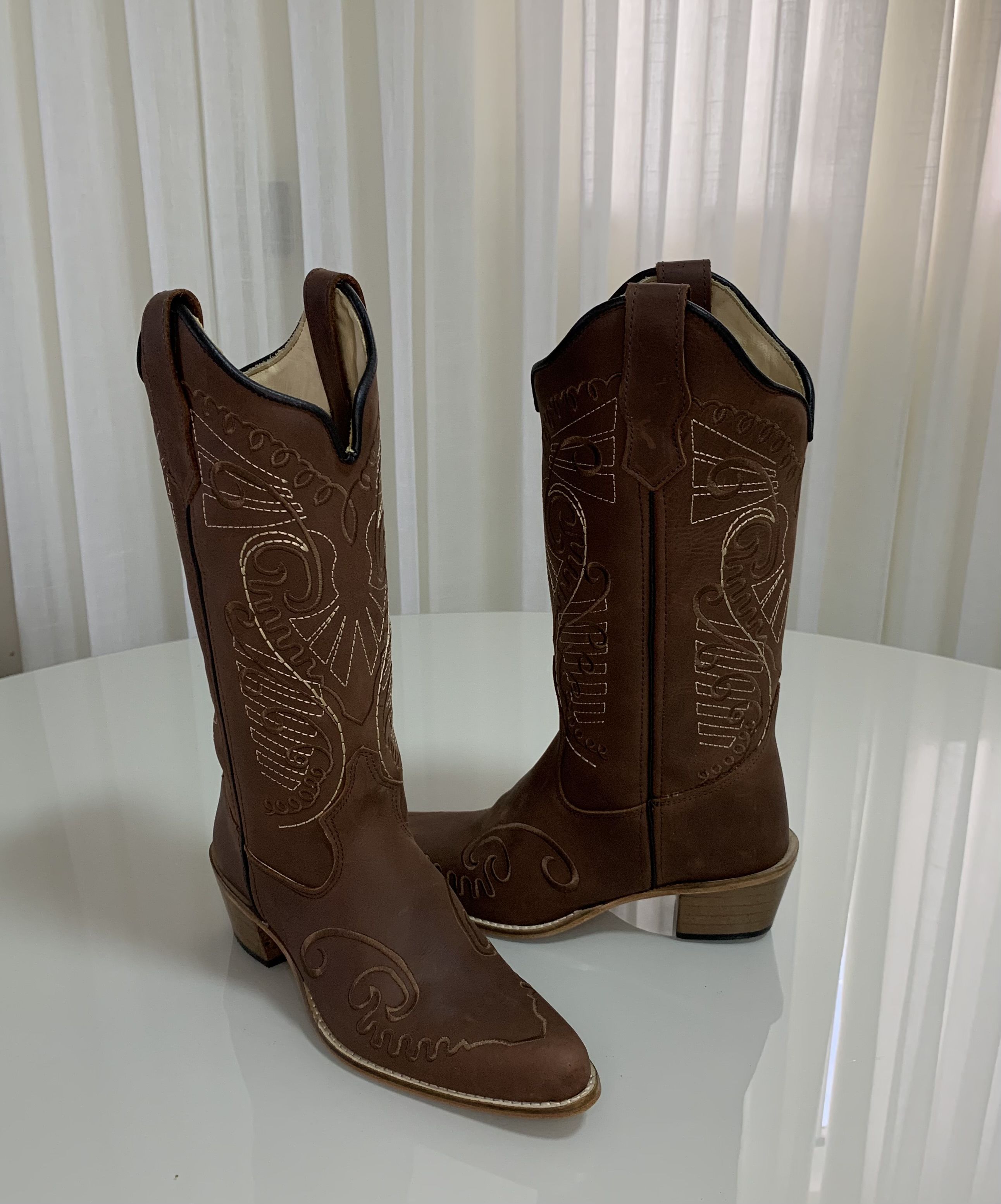 BOTA TEXANA EM COURO BORDADO BRANCO E MARROM BICO FINO SOLADO MADEIRA  Botas Texanas Bruto