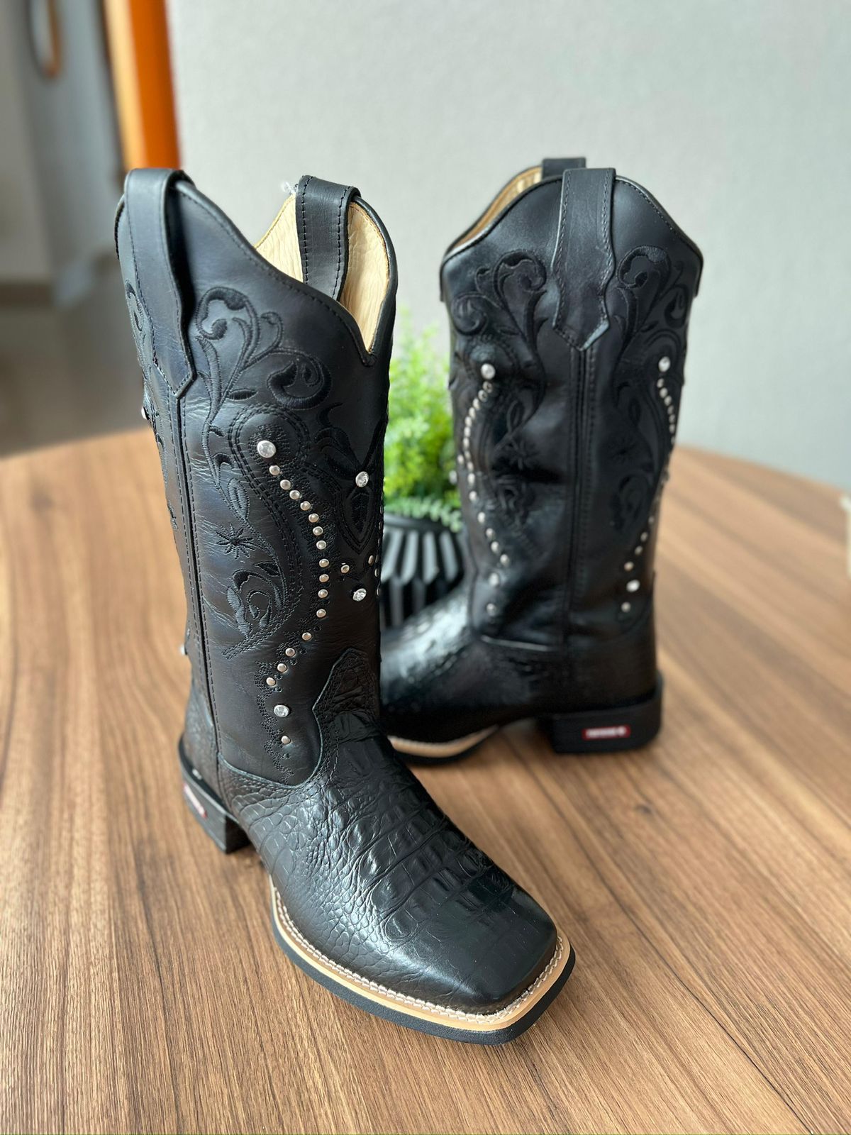 BOTA TEXANA EM COURO PRETO ALL BLACK BORDADO TRIBAL + METAIS STRASS ...