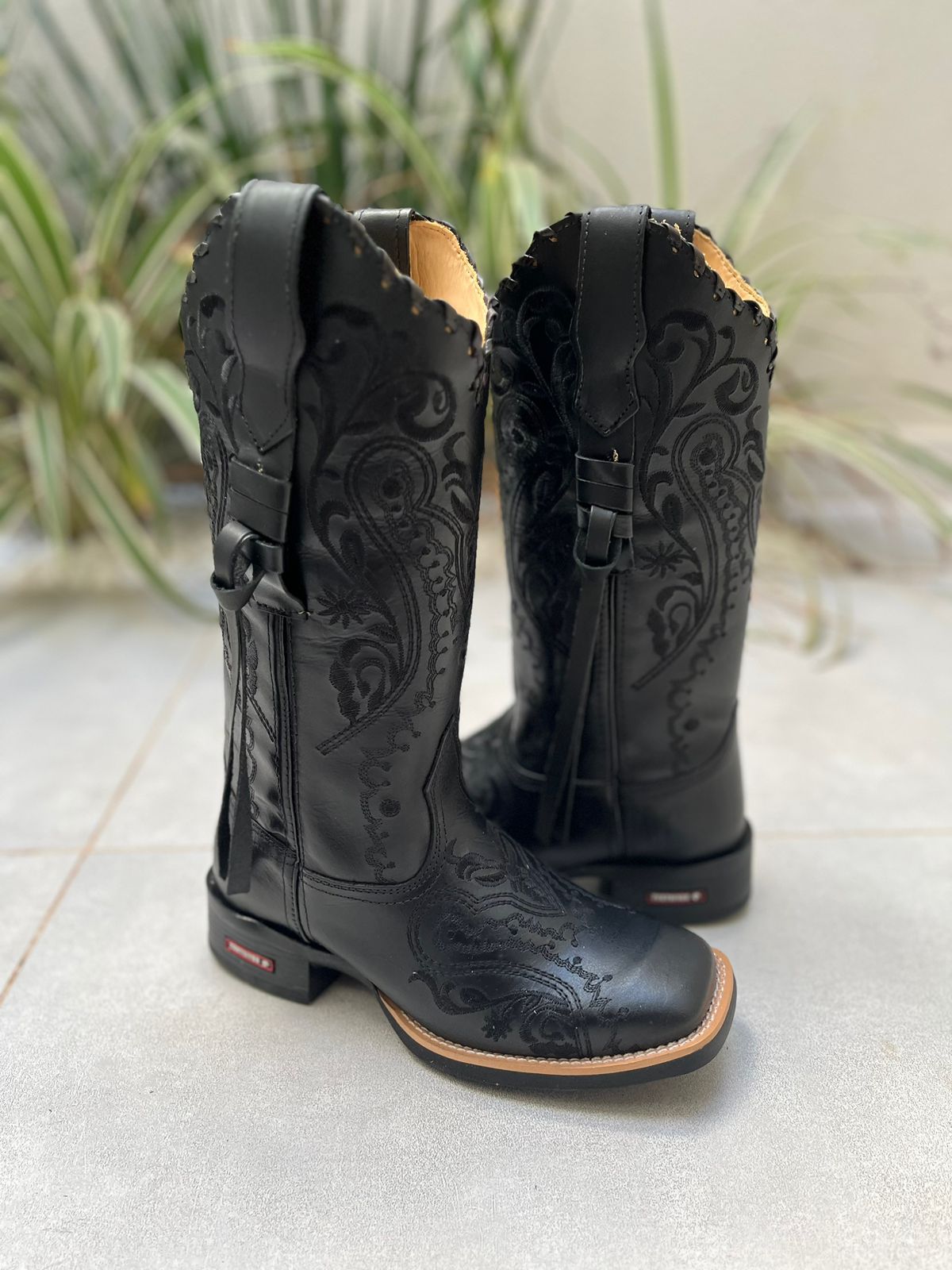 BOTA TEXANA EM COURO PRETO ALL BLACK BORDADO TRIBAL COM TRICE E ...