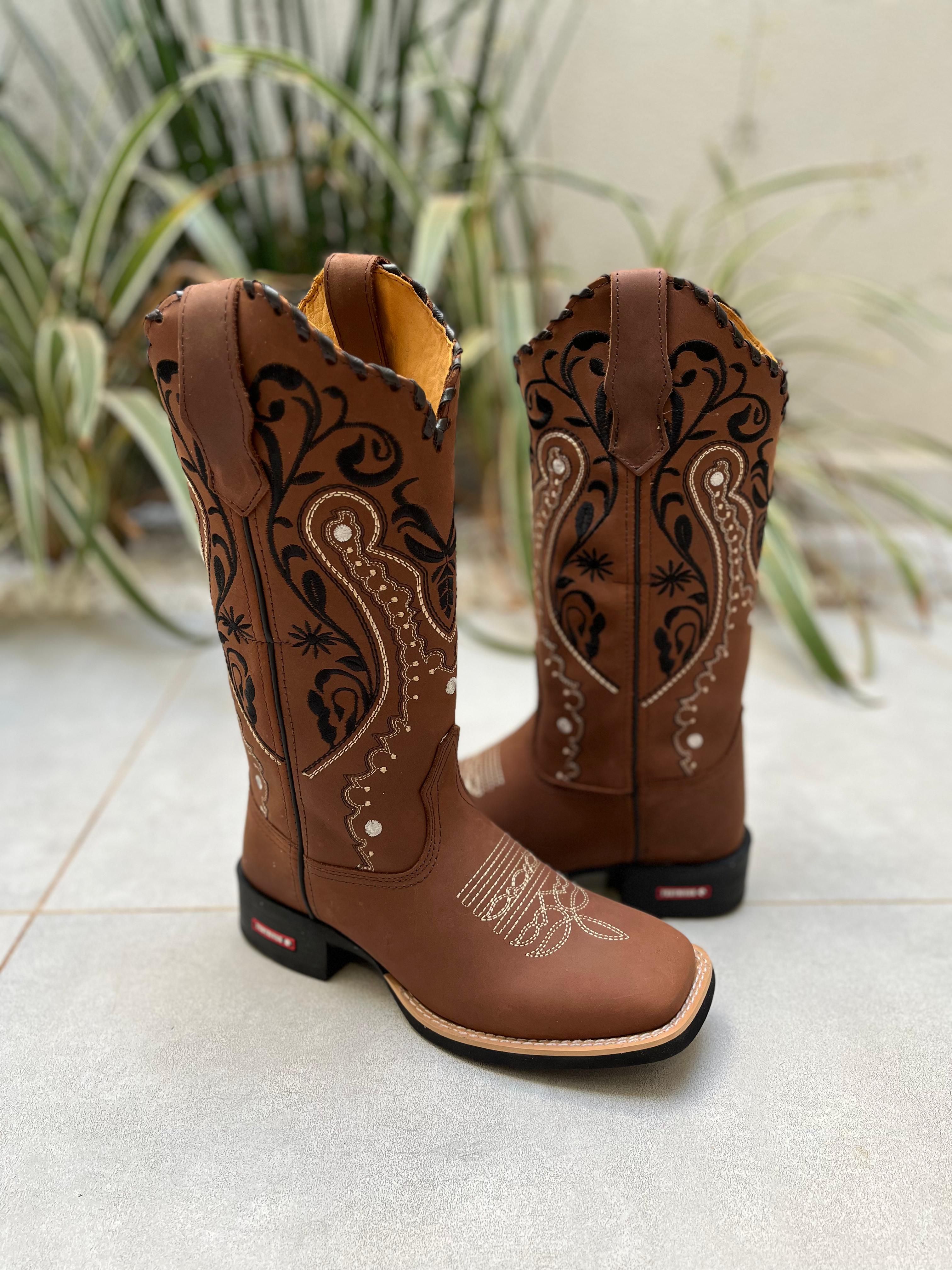 BOTA TEXANA EM COURO BORDADO TRIBAL E FLORAO BEGE COM TRICE | Botas ...