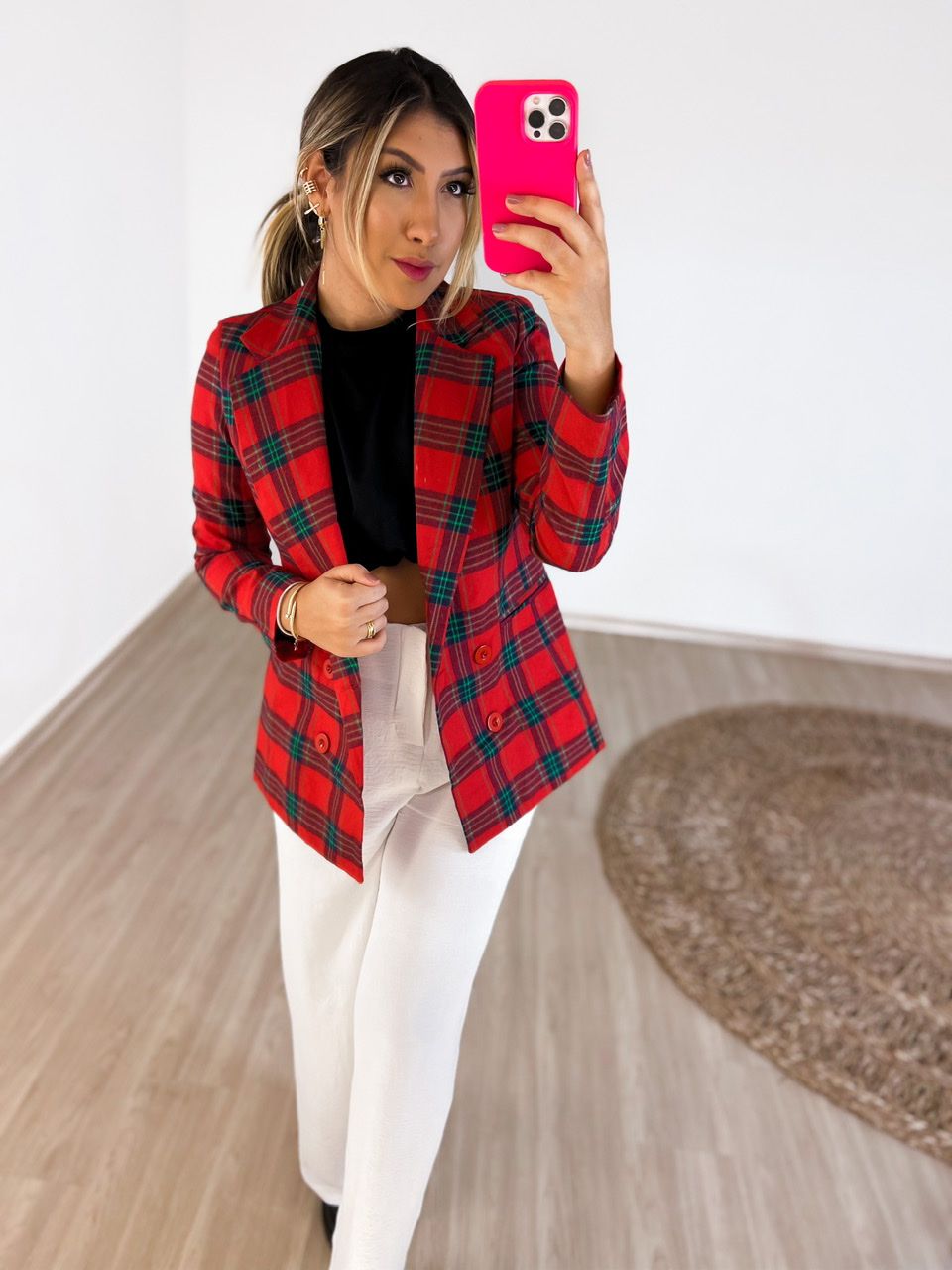 Top cropped xadrez vermelho com faixas brancas