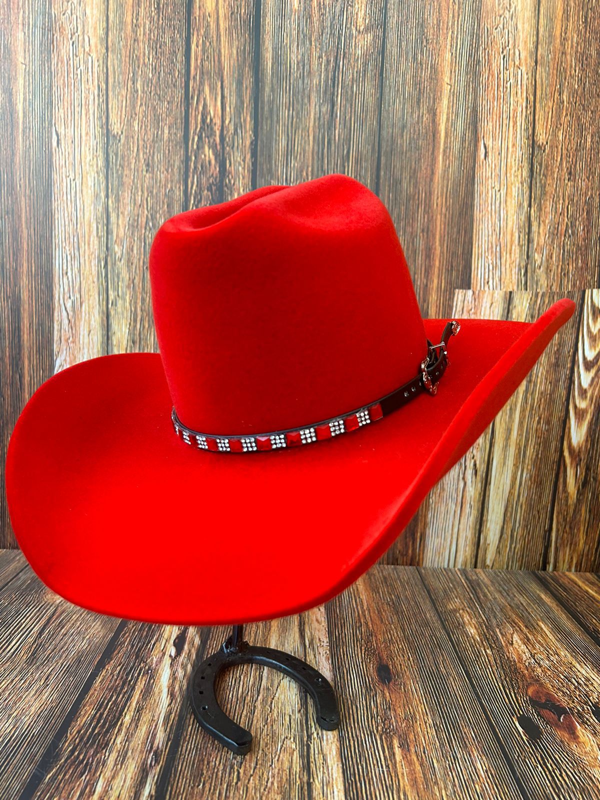 Chapéu Country Diamond Aba 10 Vermelho com Bandinha de Vermelha Strass