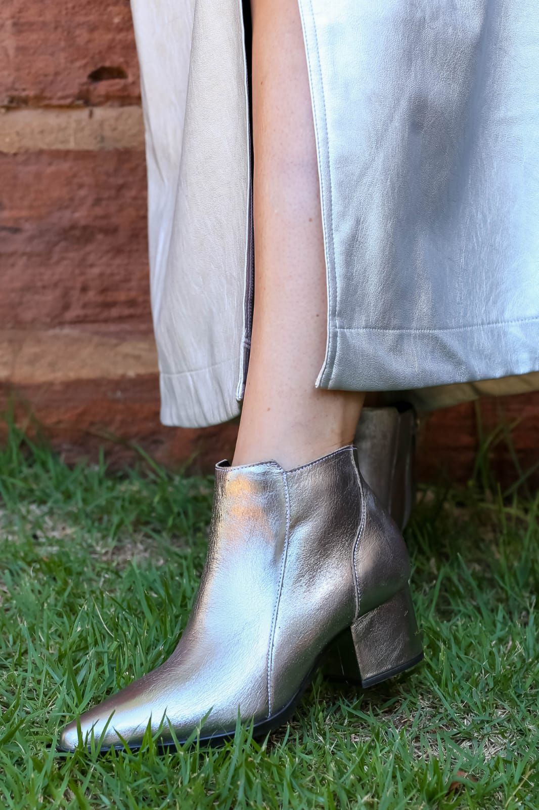 Bota Metalizada Grafite Ônix Donna Clô