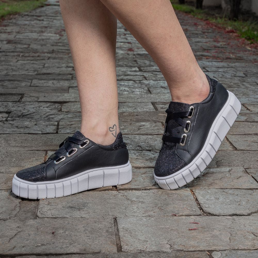 Tenis preto sale feminino brilhante