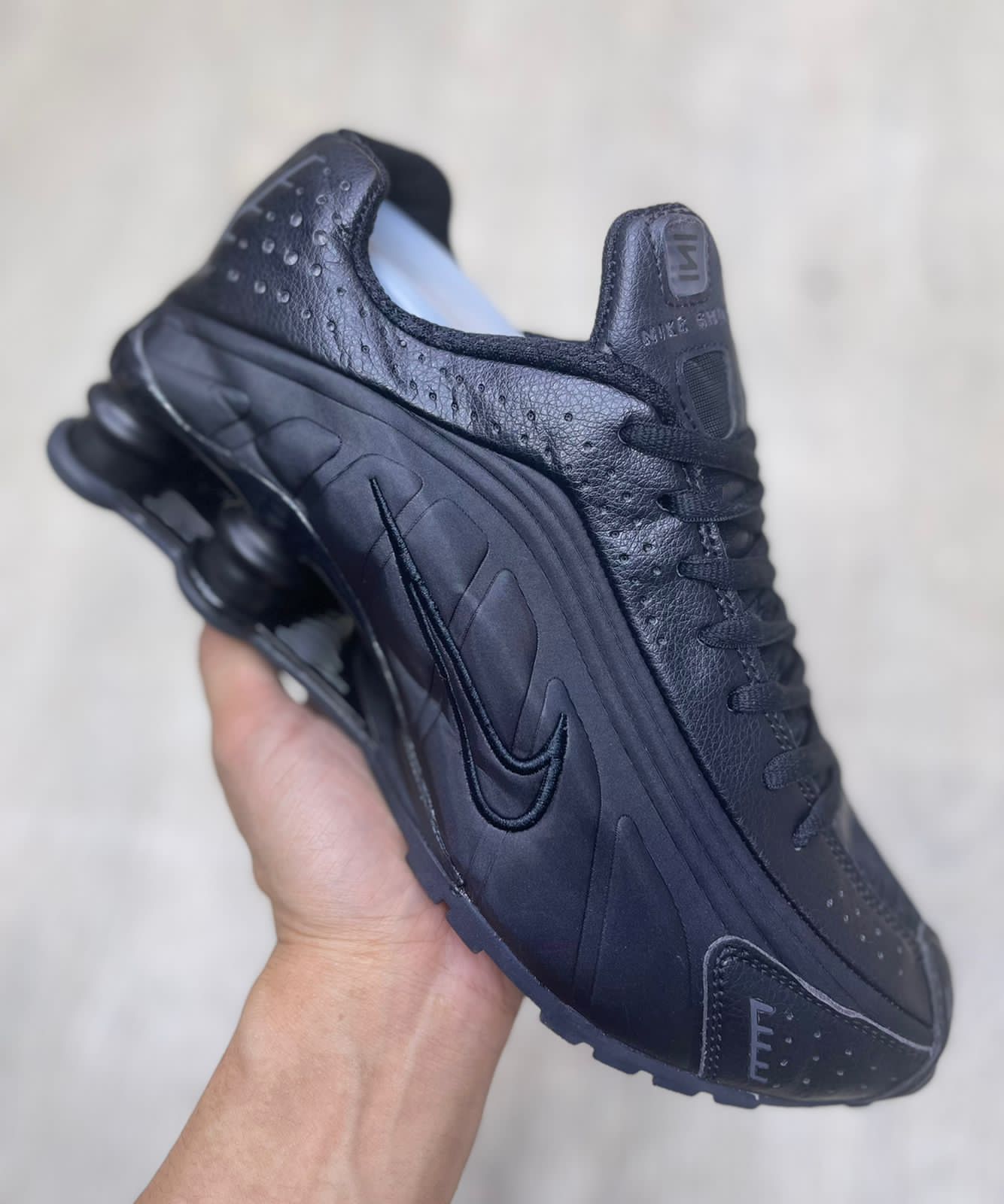 Nike shox cheap r4 all black