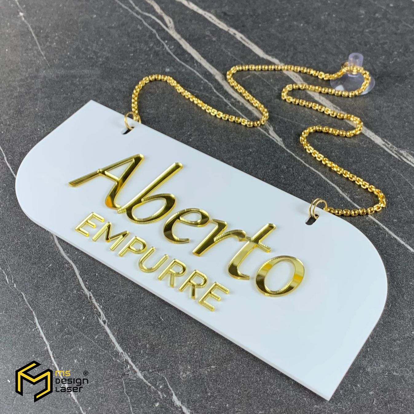 Conmemora su Graduación: Placa Acrílica Iluminada y Personalizada
