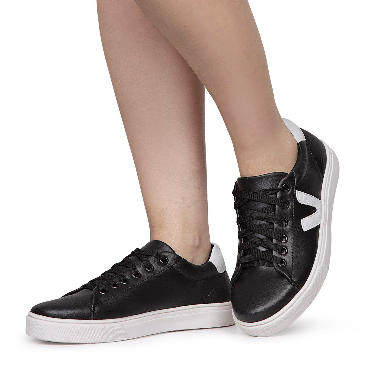 Tenis feminino preto casual com strass