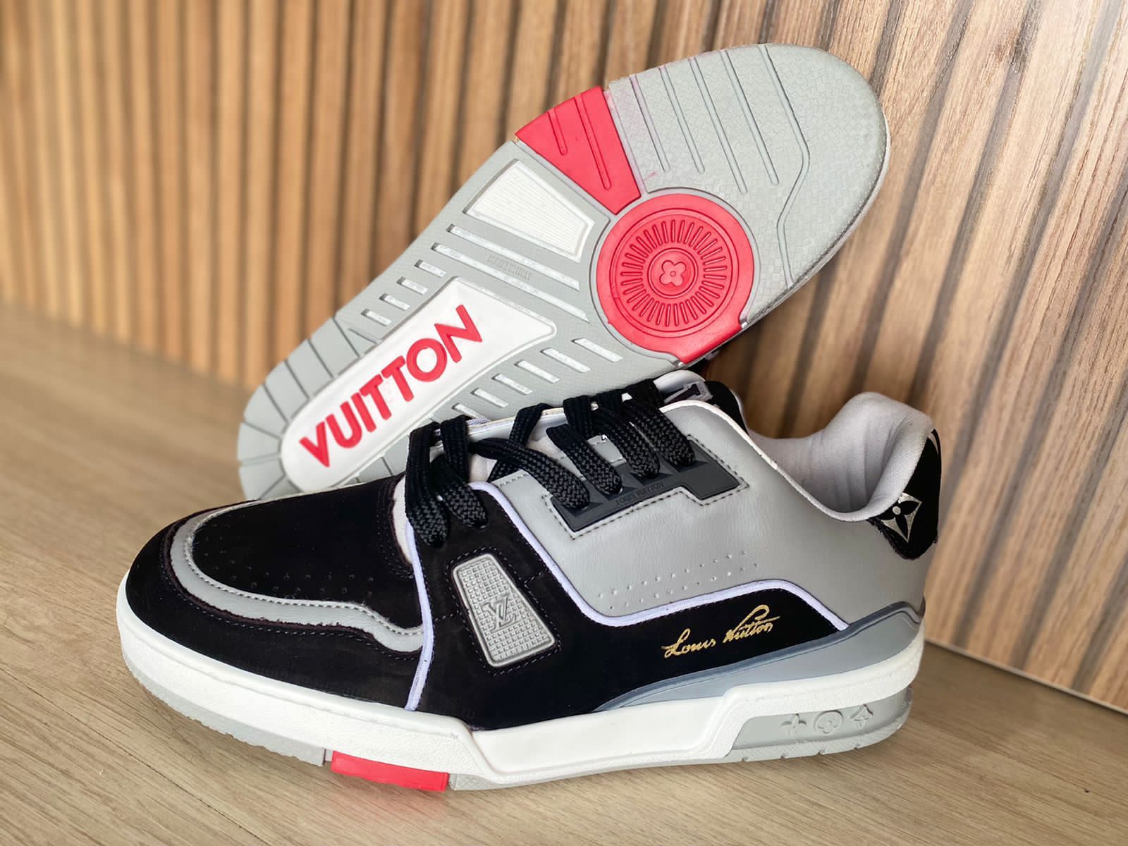 tenis louis vuitton cinza preto vermelho