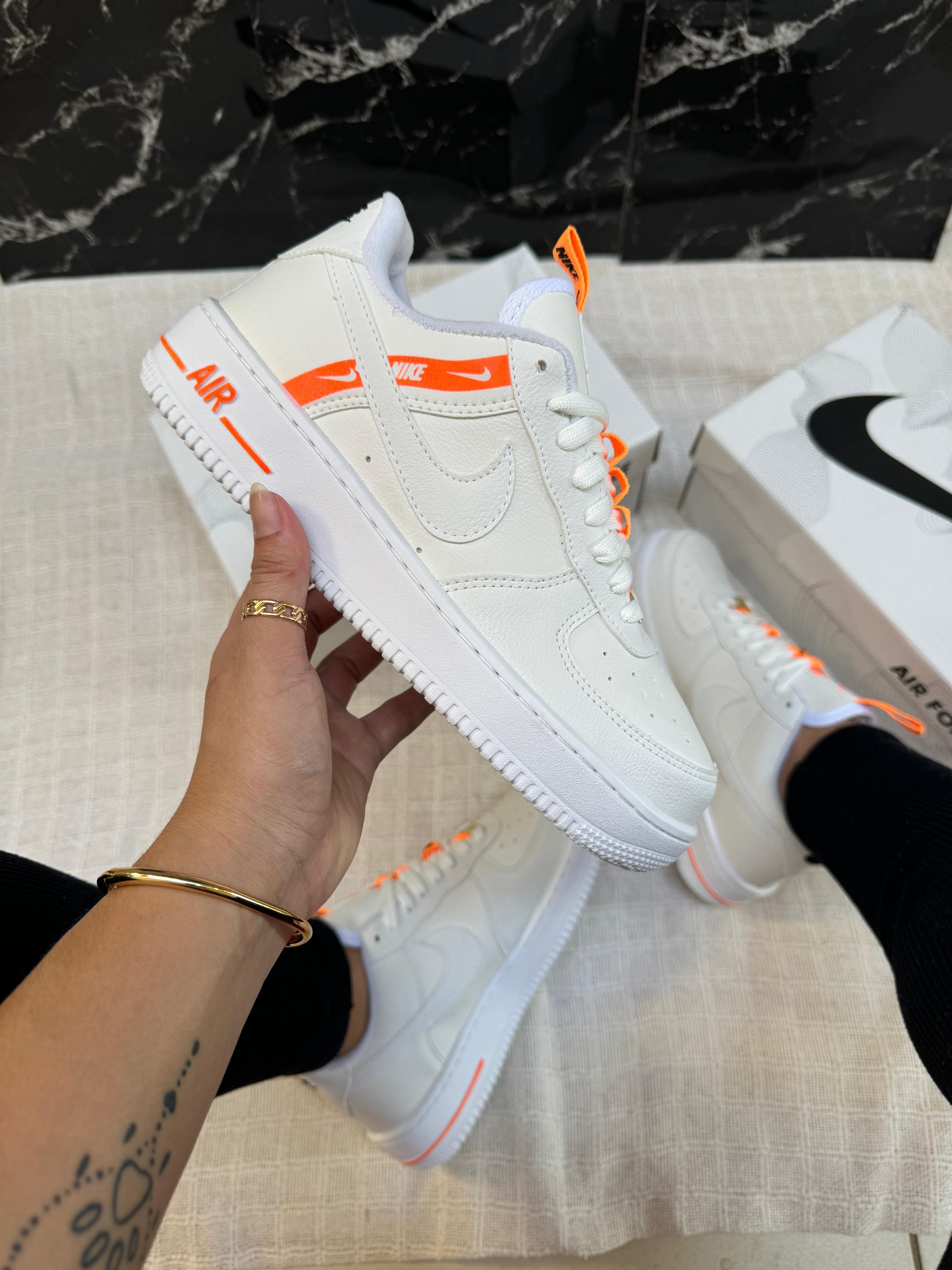 Tênis Air Force Branco com Detalhe Laranja – Estilo Casual