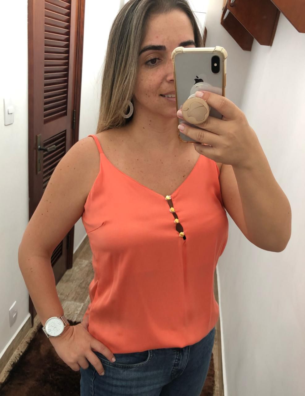 https://img.irroba.com.br/filters:fill(fff):quality(80)/volarium/catalog/produtos/femininas/blusas-regatas/blusa-t-shirt-regata-feminina-laranja-com-botoes.jpeg