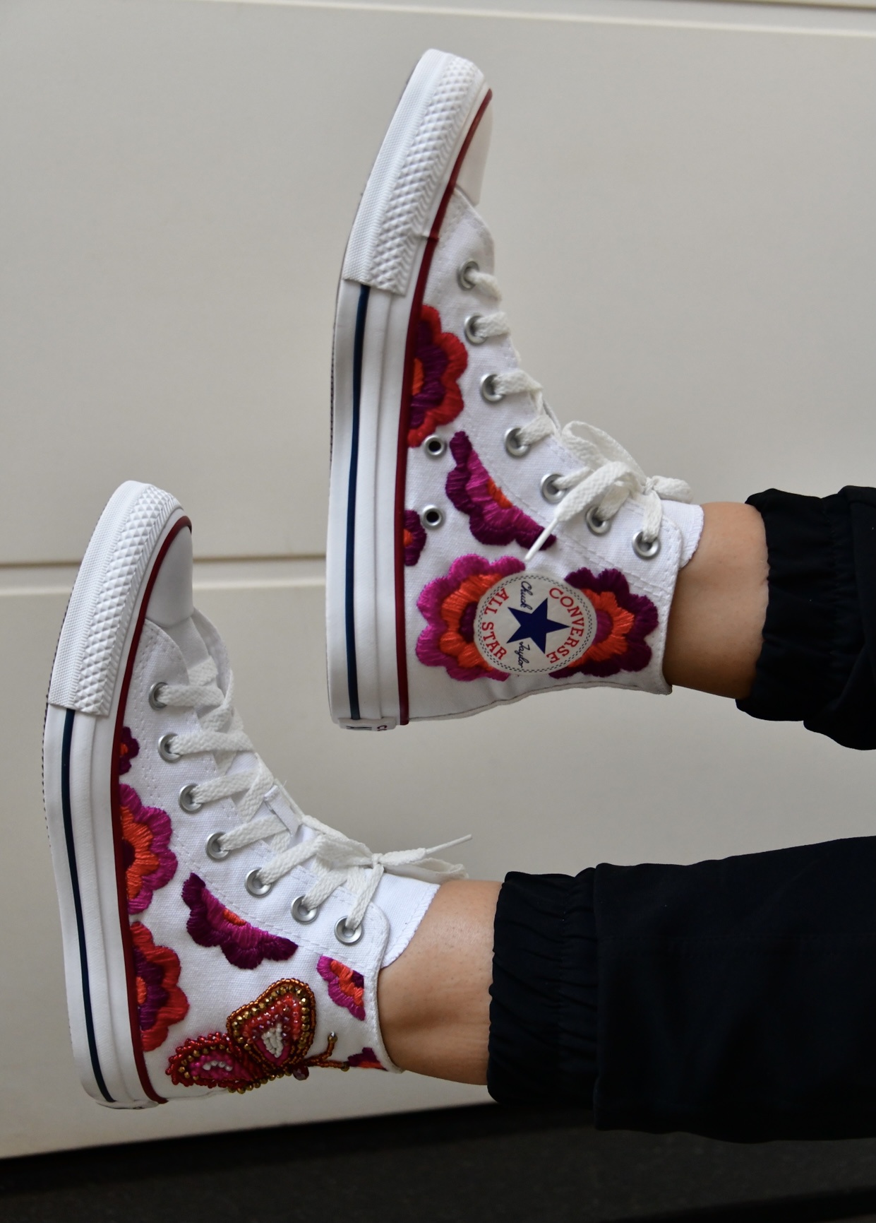 ALL STAR BRANCO BORDADO EM PEDRARIA E LINHA TONS DE ROSA, VERMELHO, LARANJA  E VINHO | BIAAGUILA