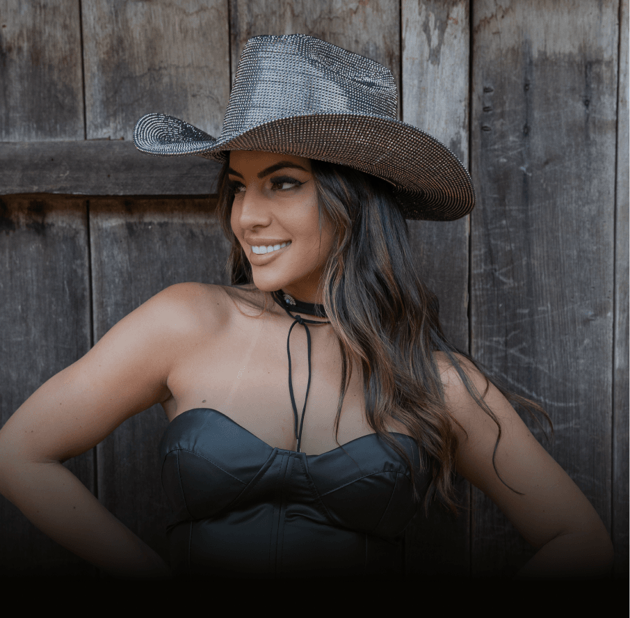 Modelo feminina com chapéu modelo Star Country