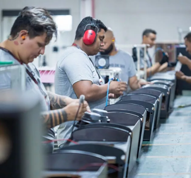 Equipe Polyvox Montando Caixas de Som na Fábrica Polyvox em Manaus/AM