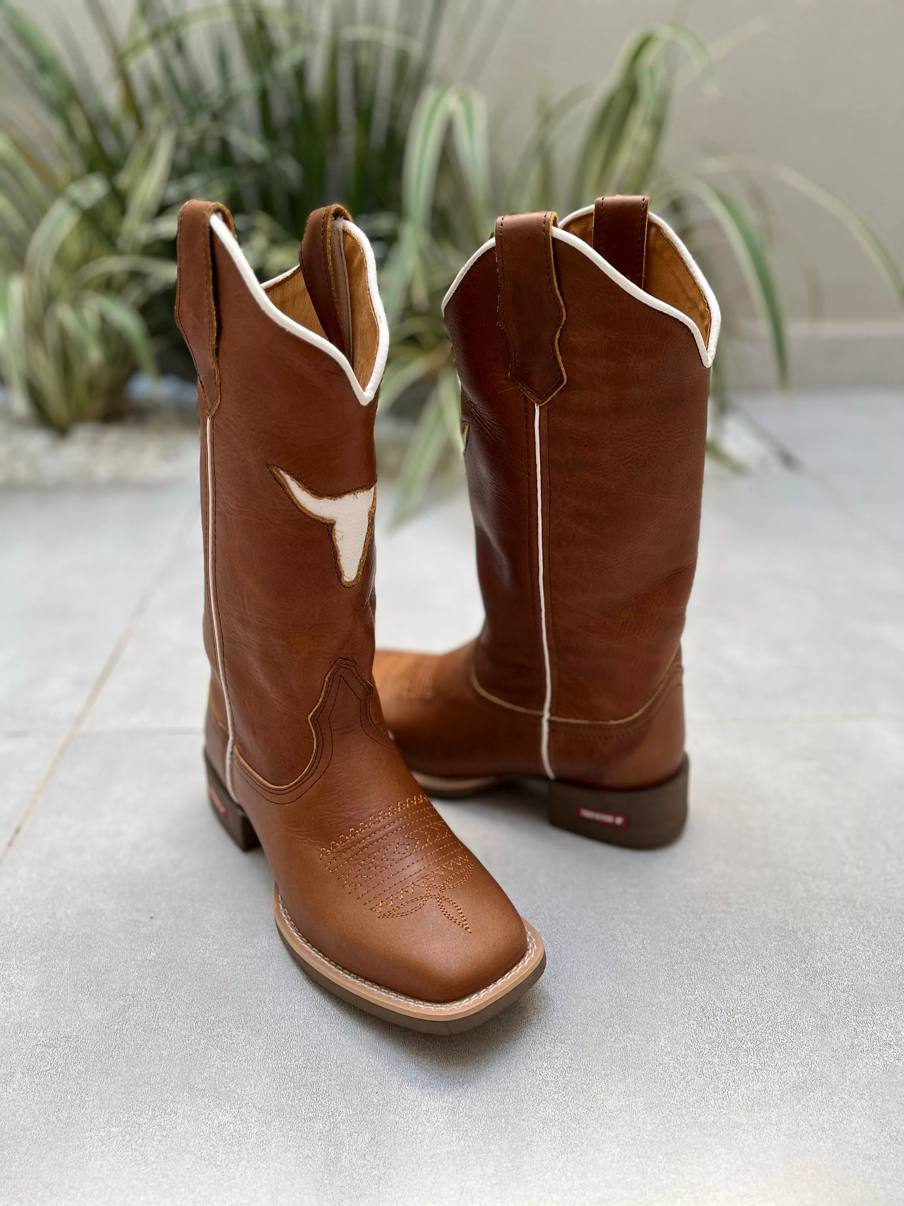 BOTA TEXANA EM COURO RECORTE TOURO BRANCO | Botas Texanas Bruto