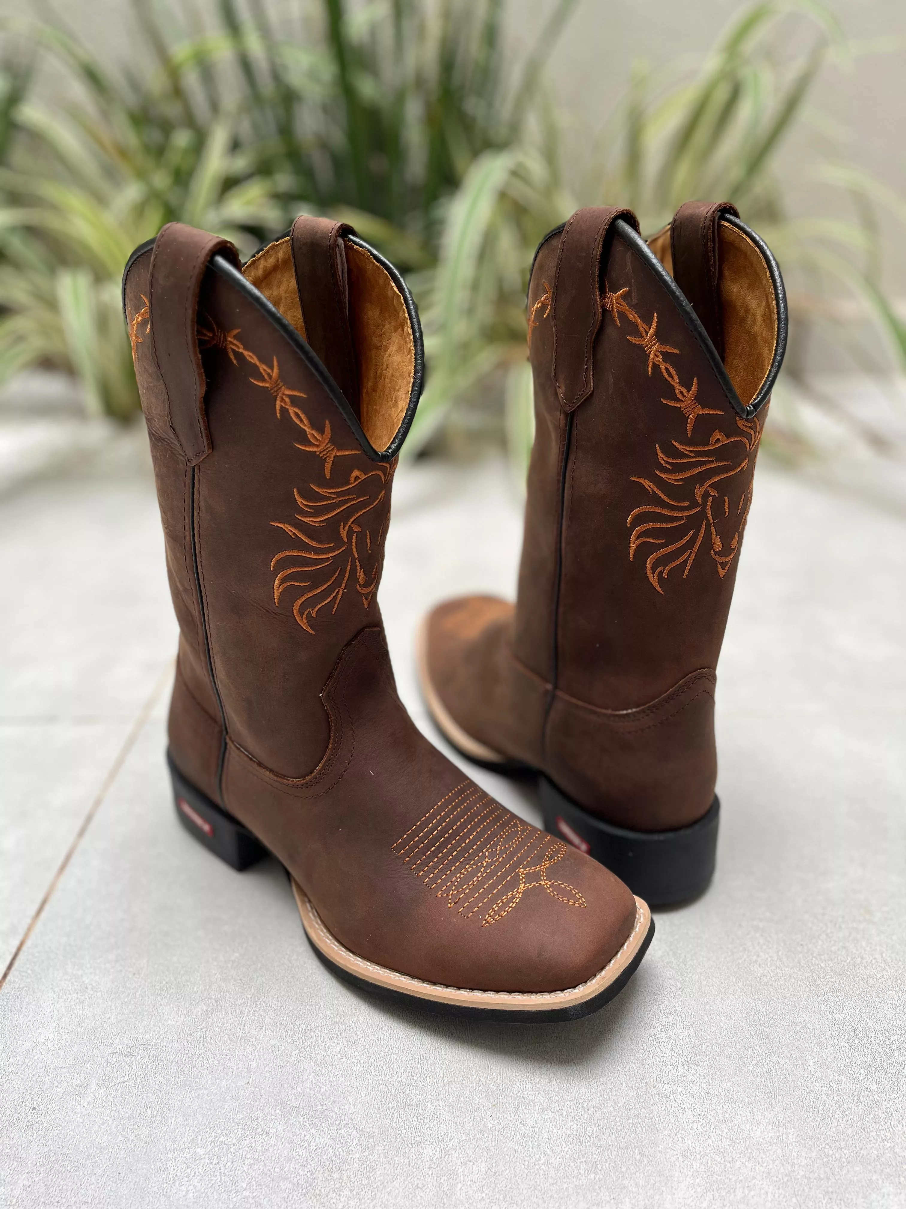 BOTA TEXANA EM COURO BORDADO CAVALO E ARAME | Botas Texanas Bruto
