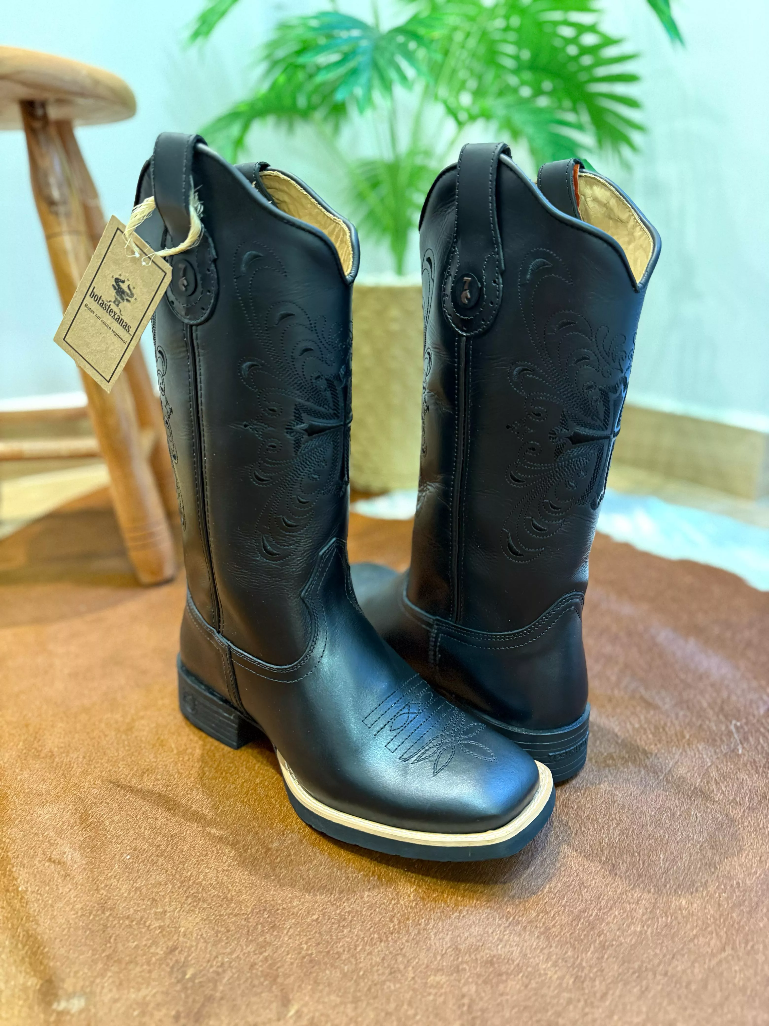 BOTA TEXANA EM COURO PRETO BORDADO ALL BLACK CRUZ E FLORÃO | Botas ...