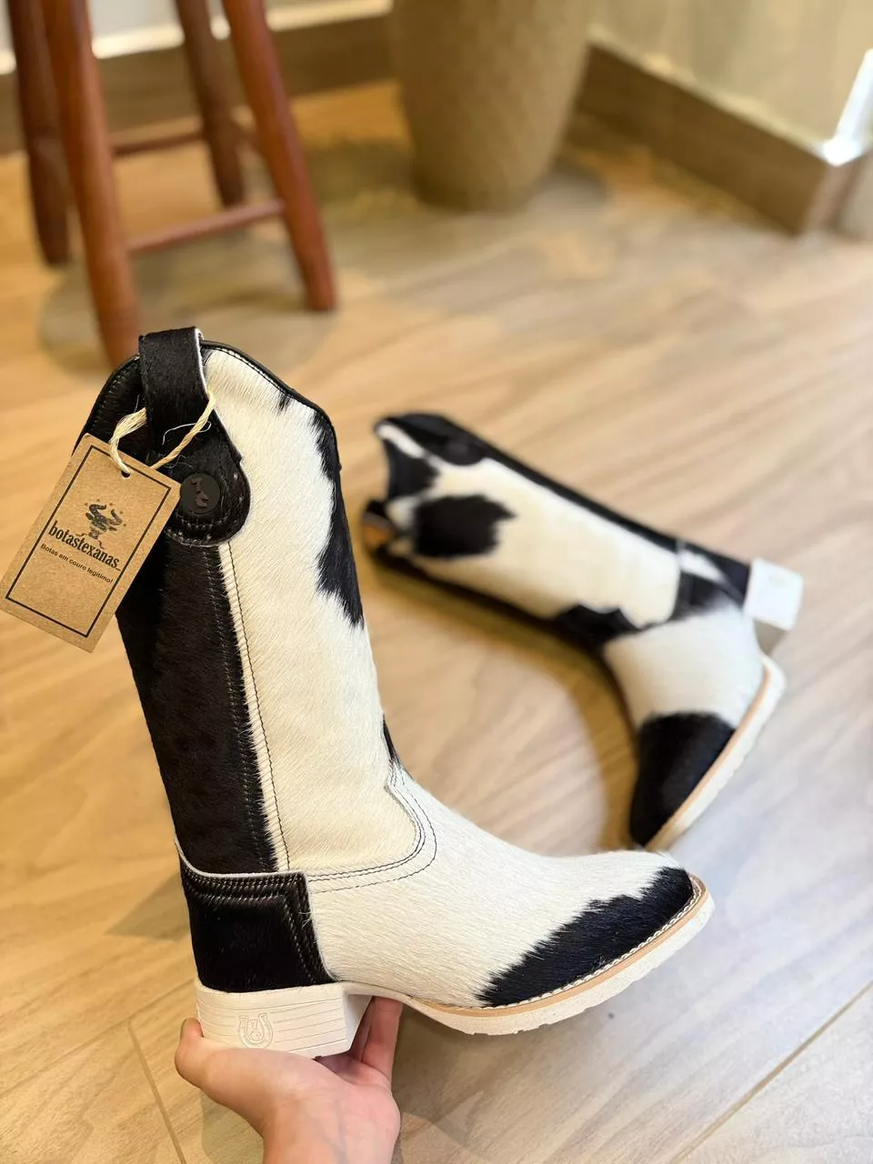 BOTA TEXANA EM COURO PELOS VACA MALHADA PRETO E BRANCO SOLADO BRANCO ...