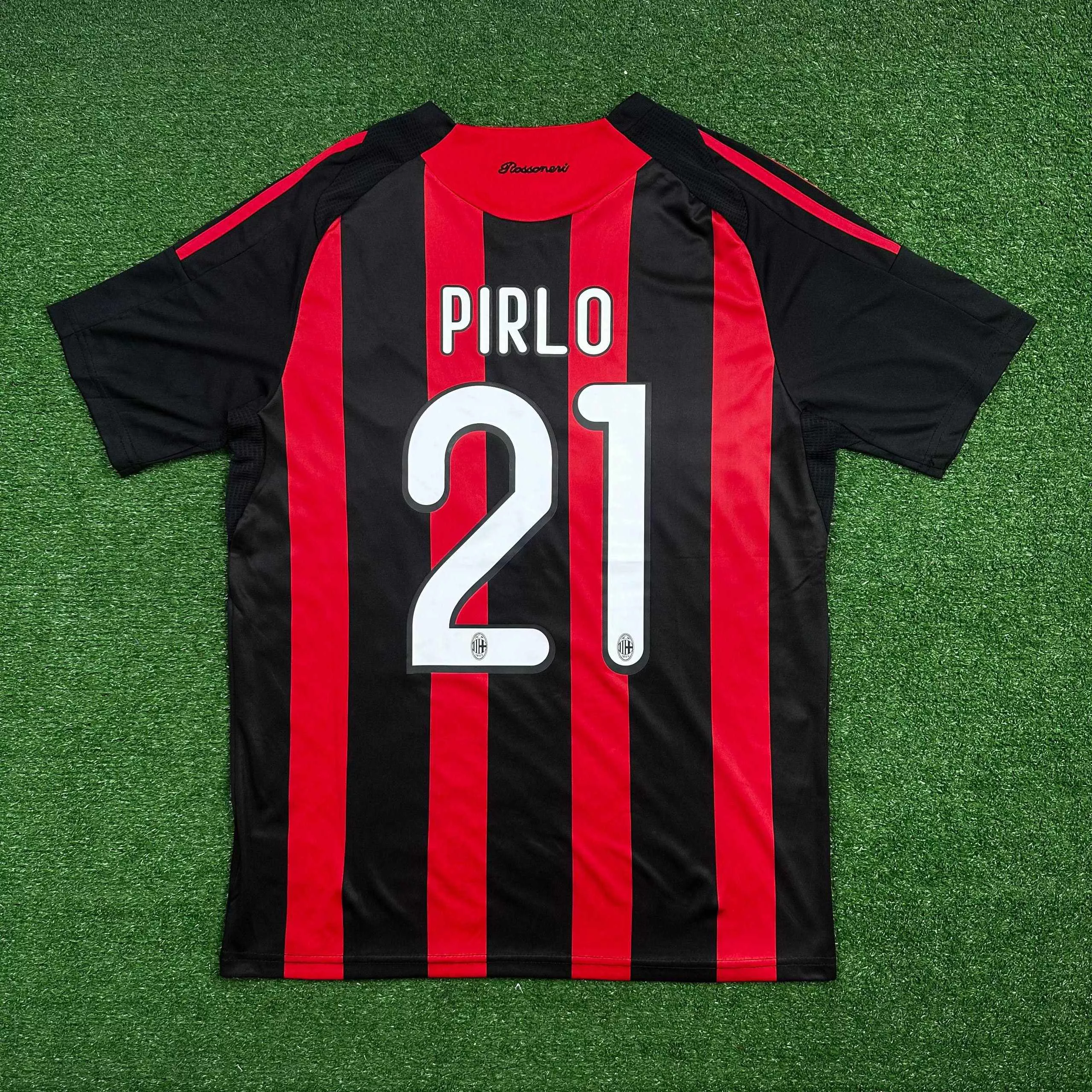 Camisa Retrô Ac Milan Home I Pirlo #21 09/10 - Vermelha E Preta
