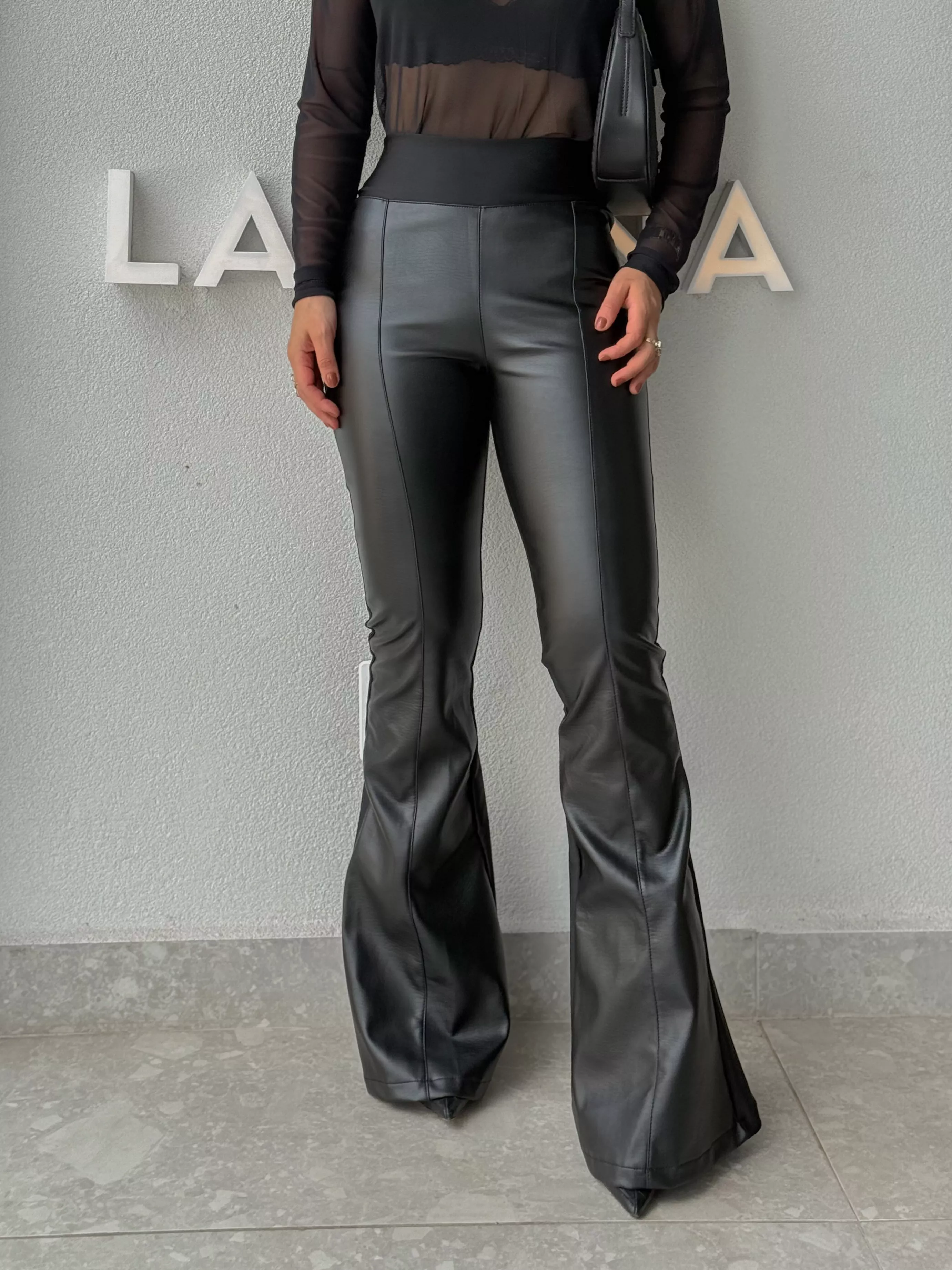 Calça Flare Couro Fake Preta | Loja La Mina