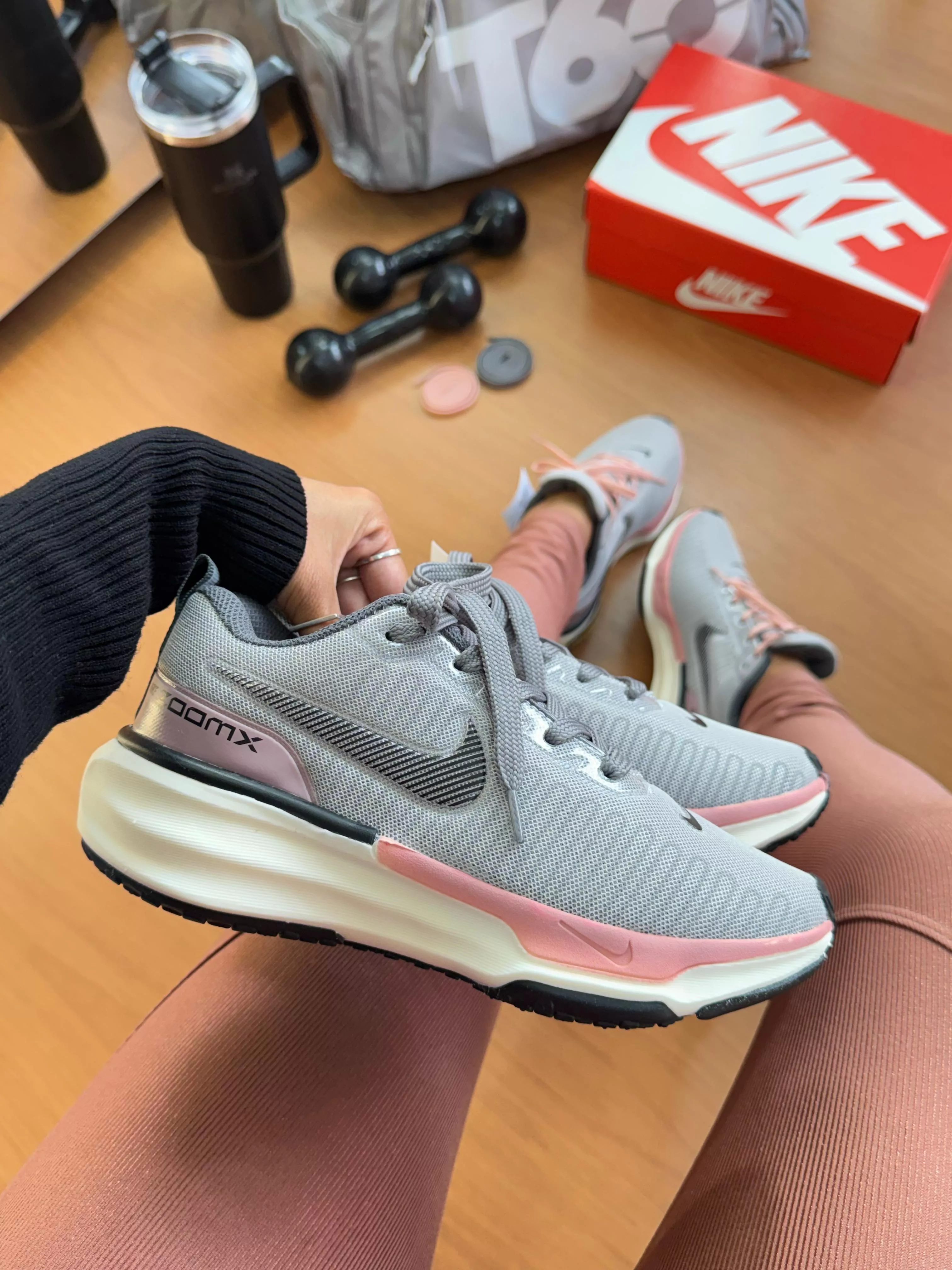 Tênis Zoomx Cinza com Detalhe Rosa | Talline Sapatilhas Atacado