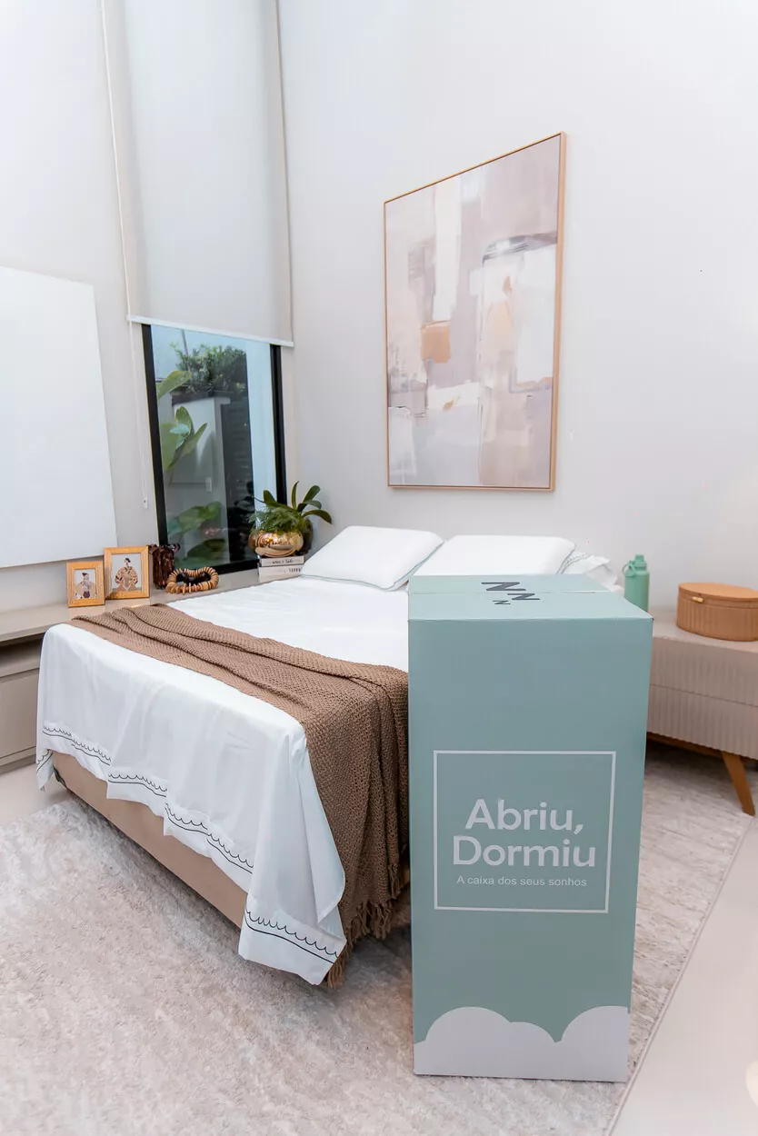Quarto organizado com cama pronta e caixa da Abriu Dormiu em destaque