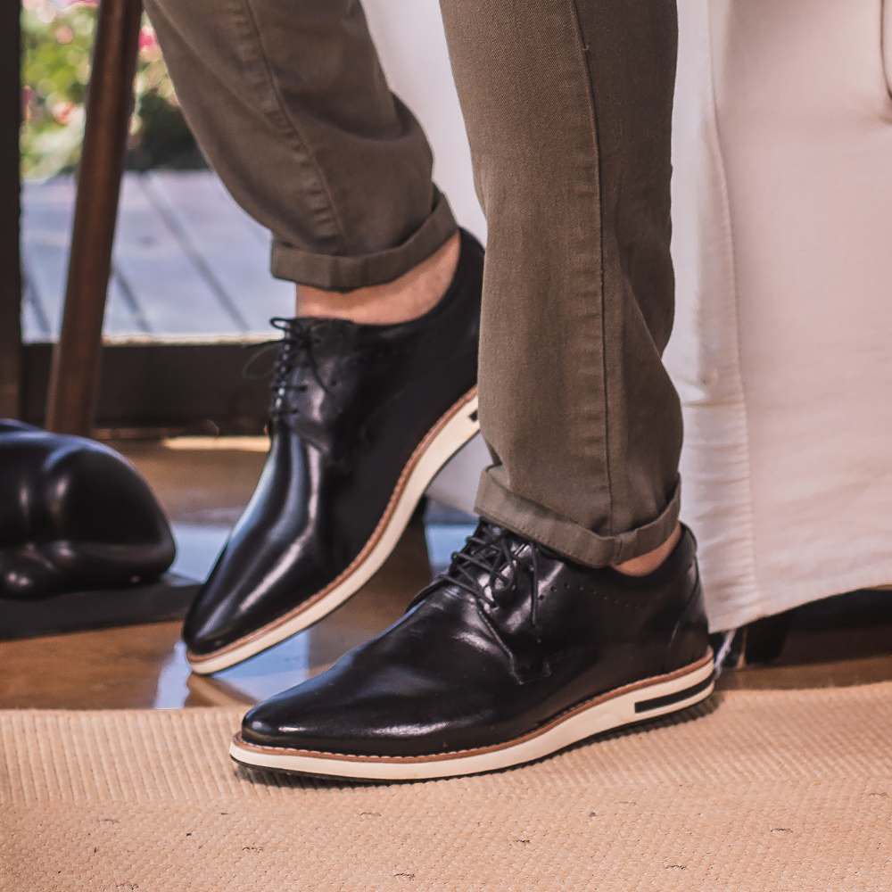 Sapatenis preto hot sale couro