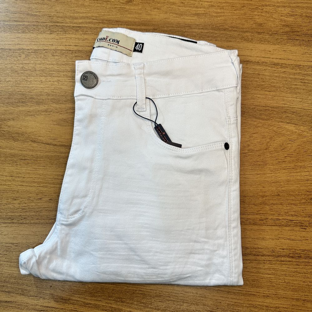 Calça Branca Skinny Com Rasgos Corte No Joelho Destroyed Codi Jeans