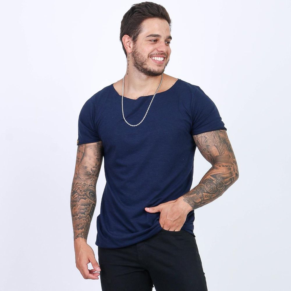 Camiseta Gola Canoa Aberta Slim Masculina Lisa Basica Curta