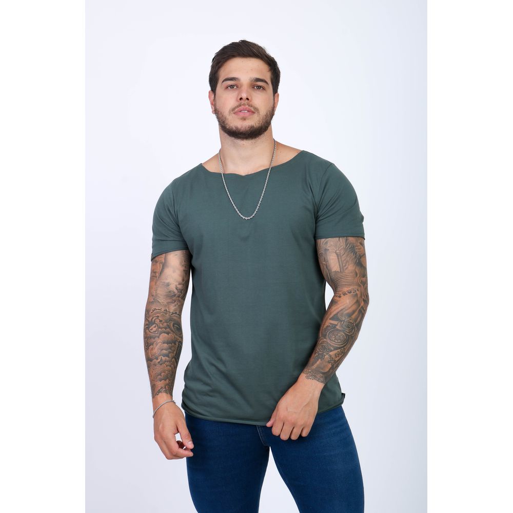 Camiseta Gola Canoa Aberta Cor Verde Musgo Masculina Premium