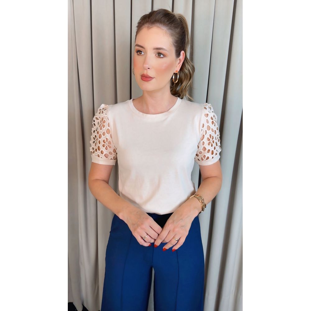 T-shirt Feminina Com Detalhe Na Manga Guipir - Off White - Cod 226