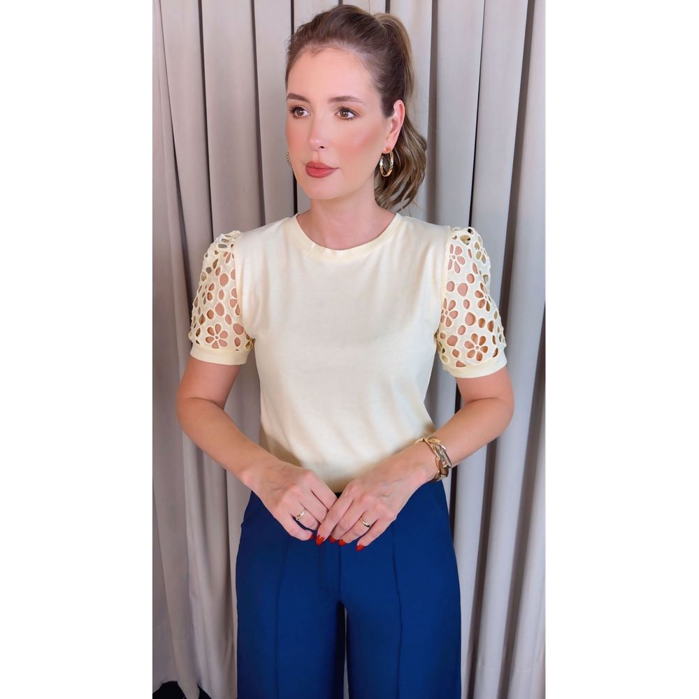 T-shirt Feminina Com Detalhe Na Manga Guipir - Amarelo Manteiga - Cod 226