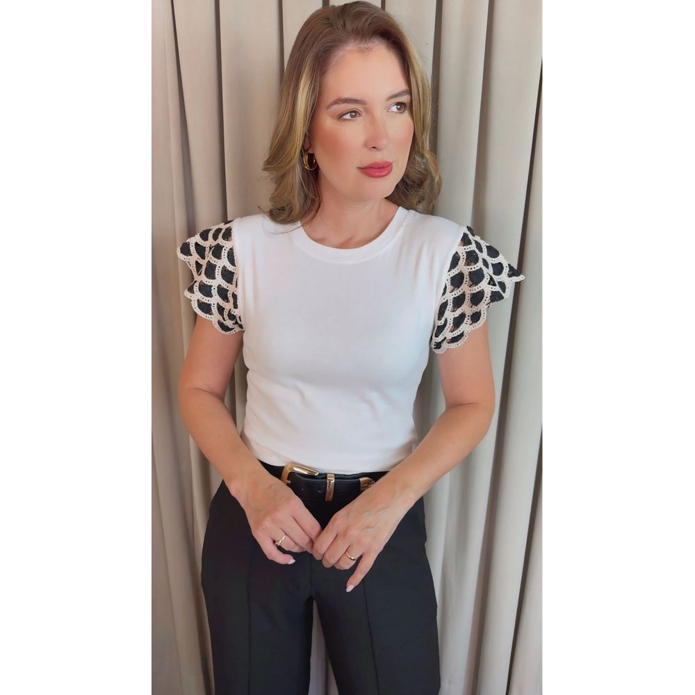 T-shirt Feminina Manga Crochê Delicada - Branca/ Preto - Cod 526