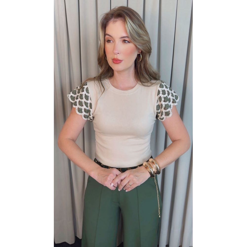 T-shirt Feminina Manga Crochê Delicada - Nude/ Verde - Cod 526