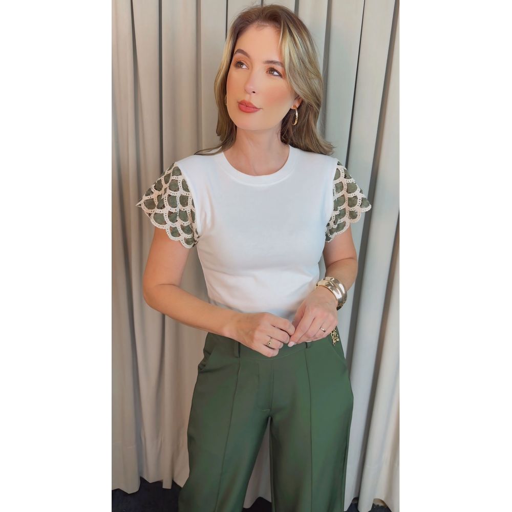 T-shirt Feminina Manga Crochê Delicada - Branca/ Verde - Cod 526